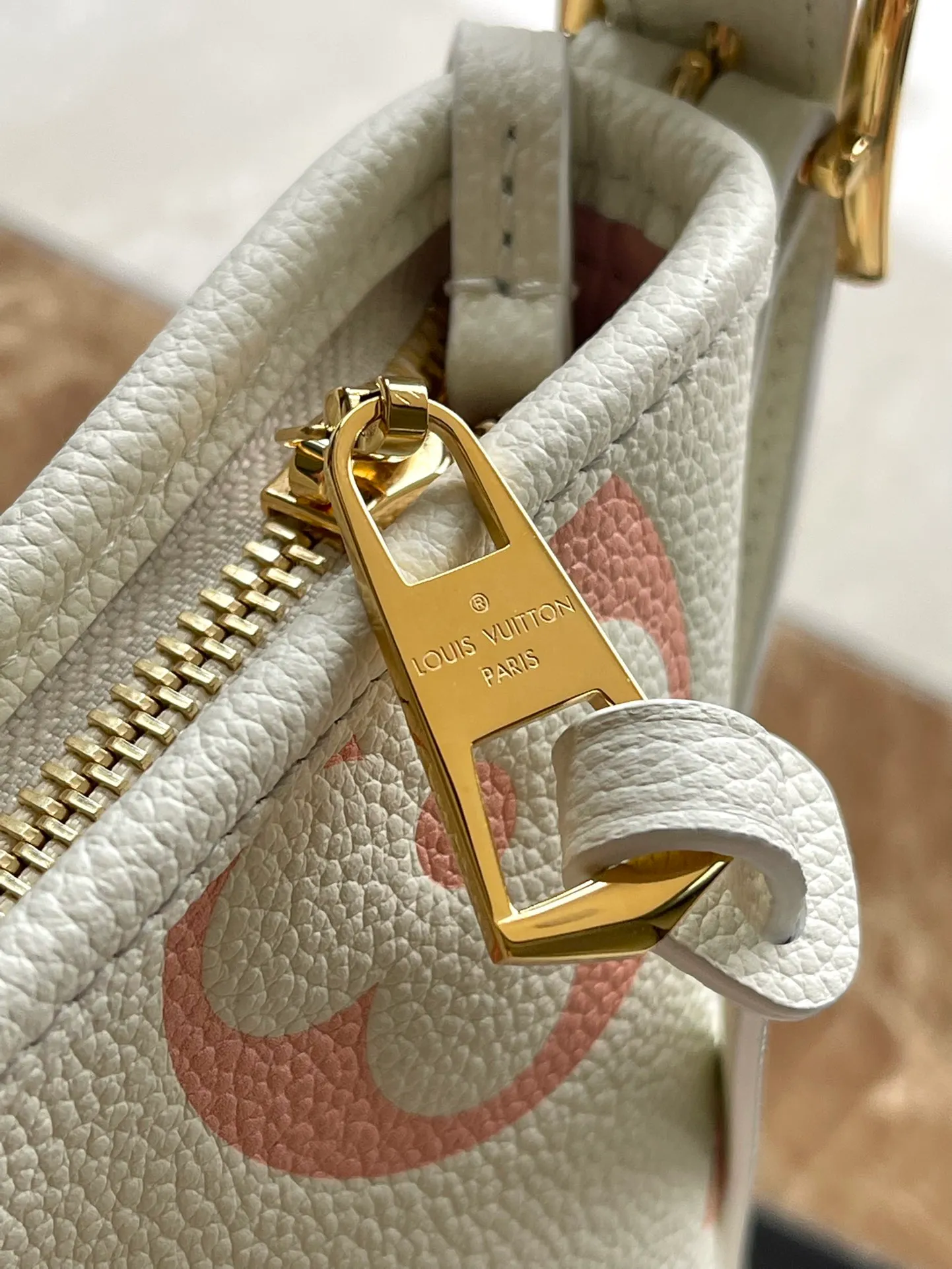 💰1300 (top layer leather) top original order M24141 This small CarryAll handbag is made of Monogram Empreinte embossed leather, with a soft texture that fits the body shape. The sophisticated interior features a detachable zippered pocket, which can be safely opened and closed for daily use. Adjustable shoulder strap allows for hand, shoulder and cross-body wear options. Dimensions: 29.5 × 24 × 12 cm