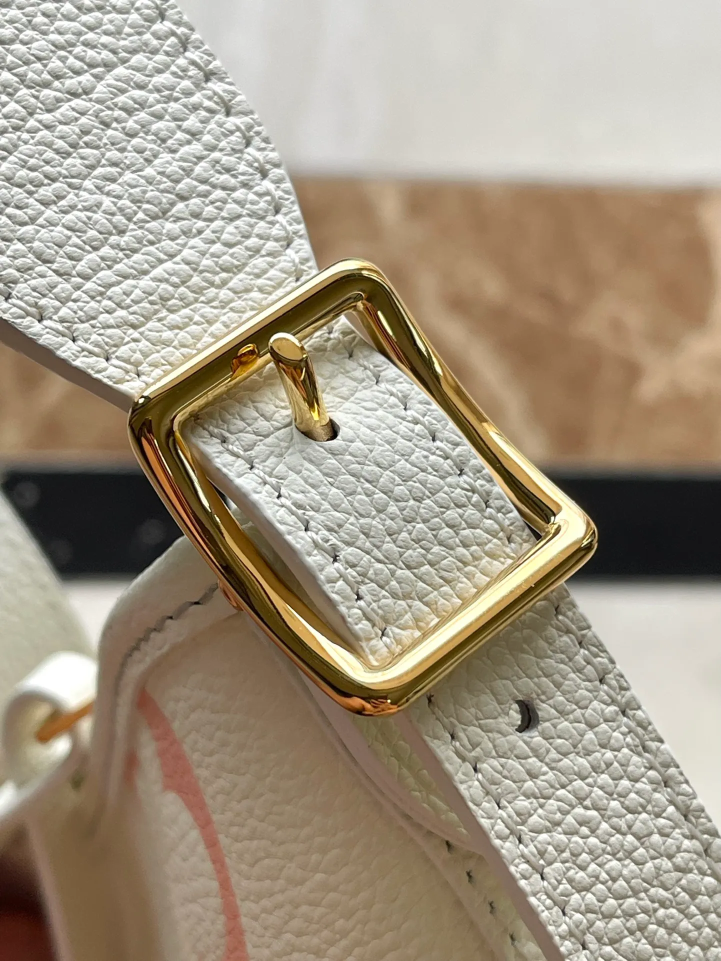 💰1300 (top layer leather) top original order M24141 This small CarryAll handbag is made of Monogram Empreinte embossed leather, with a soft texture that fits the body shape. The sophisticated interior features a detachable zippered pocket, which can be safely opened and closed for daily use. Adjustable shoulder strap allows for hand, shoulder and cross-body wear options. Dimensions: 29.5 × 24 × 12 cm