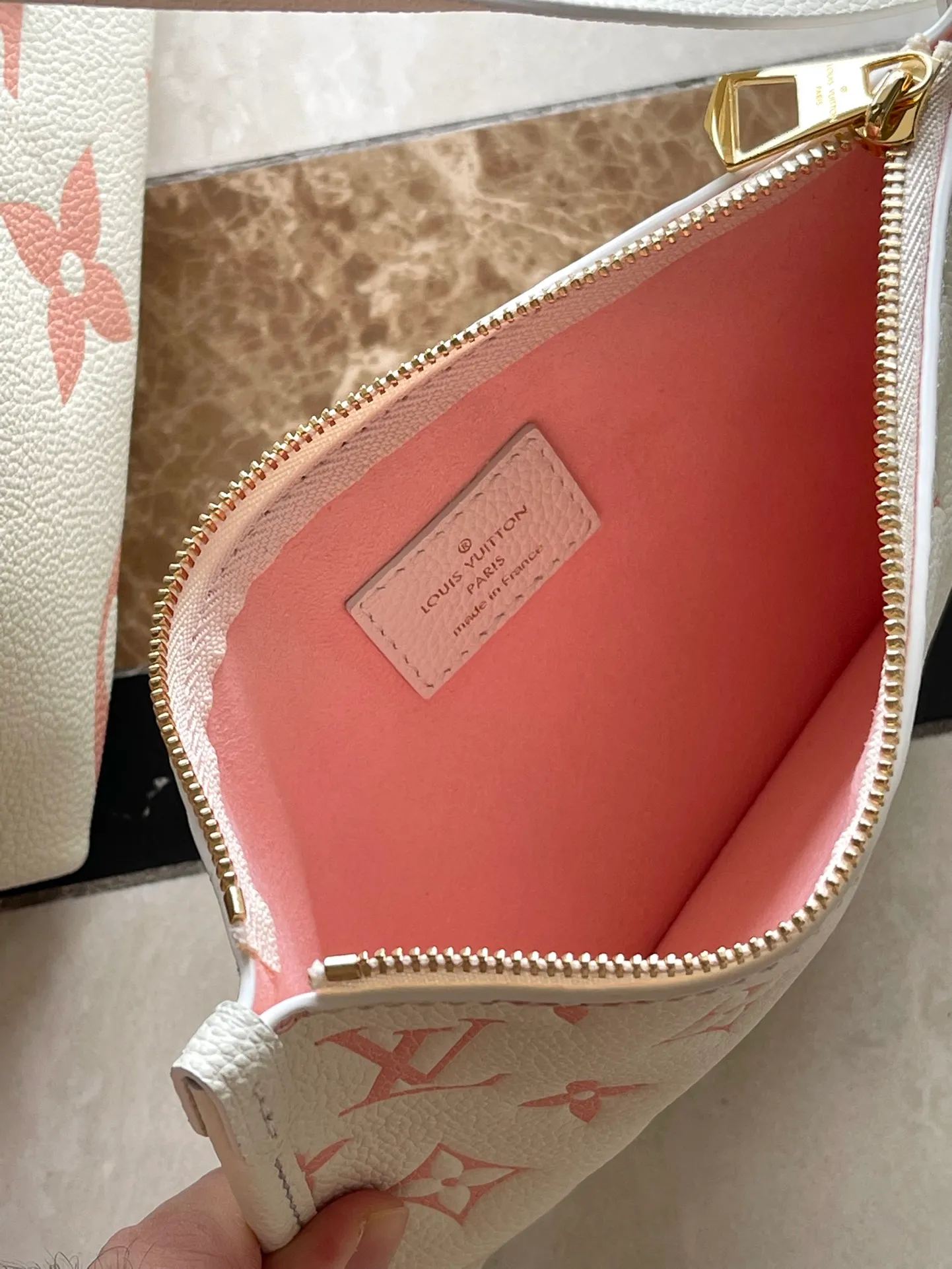 💰1300 (top layer leather) top original order M24141 This small CarryAll handbag is made of Monogram Empreinte embossed leather, with a soft texture that fits the body shape. The sophisticated interior features a detachable zippered pocket, which can be safely opened and closed for daily use. Adjustable shoulder strap allows for hand, shoulder and cross-body wear options. Dimensions: 29.5 × 24 × 12 cm