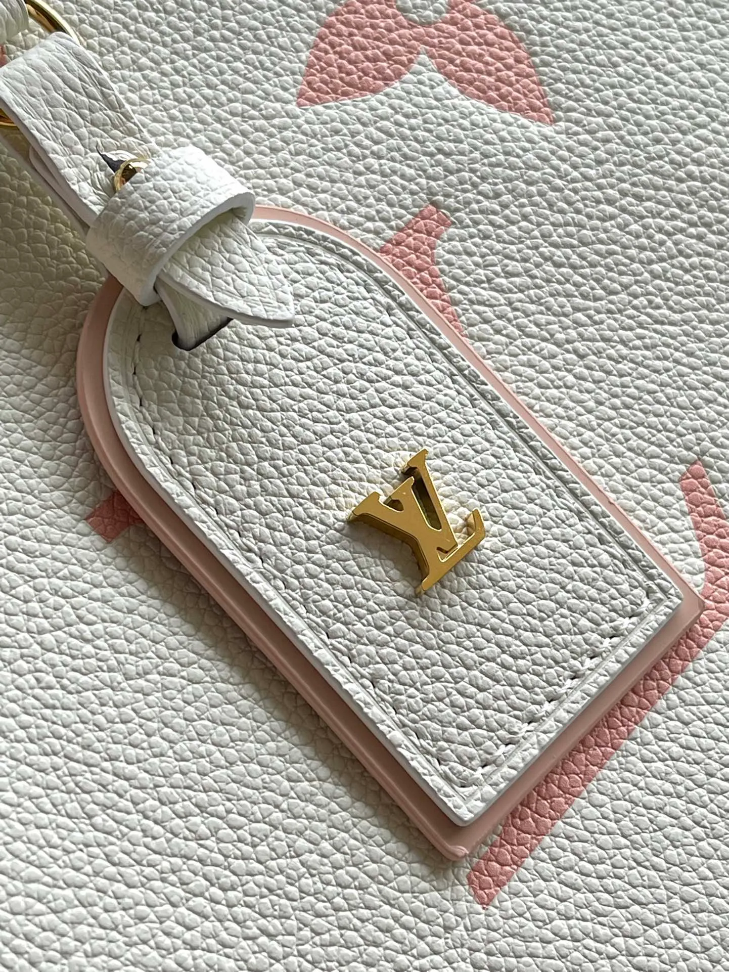 💰1300 (top layer leather) top original order M24141 This small CarryAll handbag is made of Monogram Empreinte embossed leather, with a soft texture that fits the body shape. The sophisticated interior features a detachable zippered pocket, which can be safely opened and closed for daily use. Adjustable shoulder strap allows for hand, shoulder and cross-body wear options. Dimensions: 29.5 × 24 × 12 cm