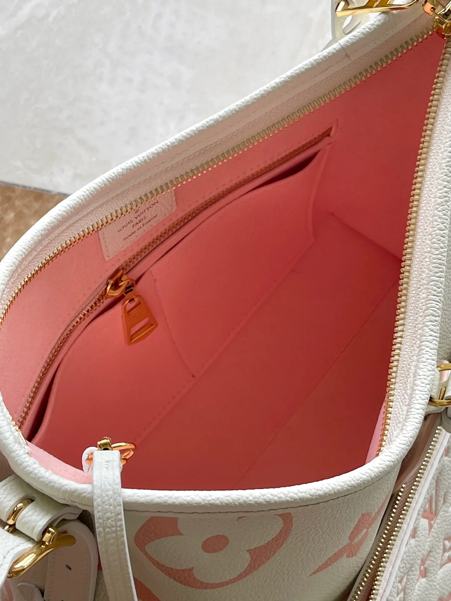 💰1300 (top layer leather) top original order M24141 This small CarryAll handbag is made of Monogram Empreinte embossed leather, with a soft texture that fits the body shape. The sophisticated interior features a detachable zippered pocket, which can be safely opened and closed for daily use. Adjustable shoulder strap allows for hand, shoulder and cross-body wear options. Dimensions: 29.5 × 24 × 12 cm