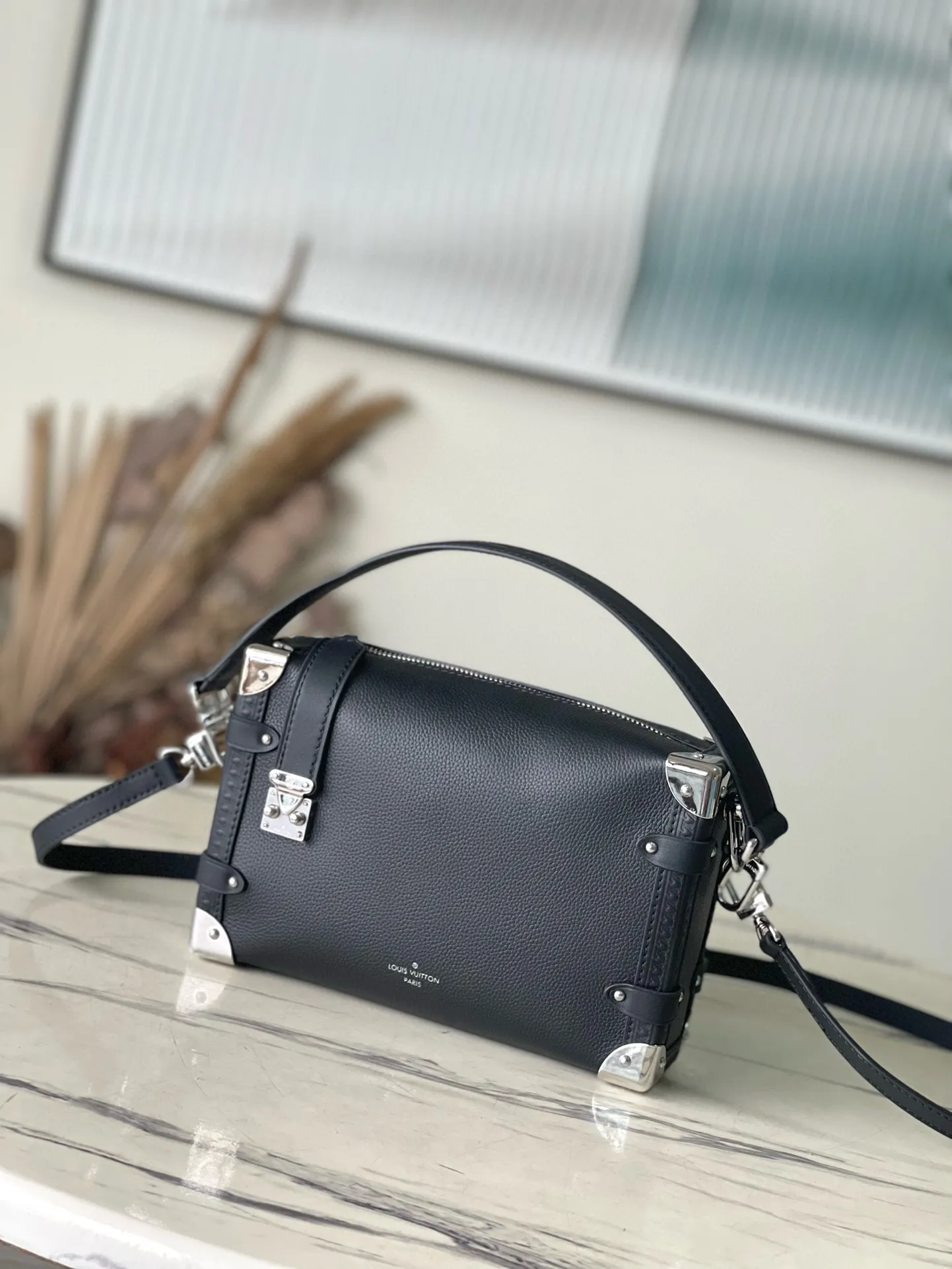 💰1300 (first-grain leather) top original order M25160 black Founding director Nicolas Ghesqulere pays tribute to the brand's traditional hard luggage with this elegant Side Trunk medium handbag. The grained cow leather bag features smooth cow leather trim, S-ock buckle and metallic texture with rounded corners. The handle and adjustable shoulder strap are detachable, making it easy to hold, carry on the shoulder or cross-body. Dimensions: 21 × 14 × 6 cm