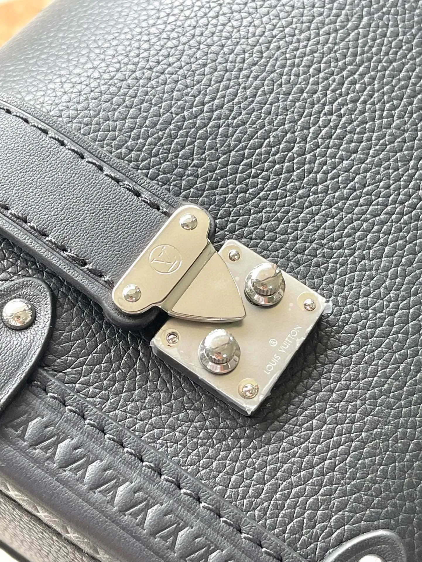 💰1300 (first-grain leather) top original order M25160 black Founding director Nicolas Ghesqulere pays tribute to the brand's traditional hard luggage with this elegant Side Trunk medium handbag. The grained cow leather bag features smooth cow leather trim, S-ock buckle and metallic texture with rounded corners. The handle and adjustable shoulder strap are detachable, making it easy to hold, carry on the shoulder or cross-body. Dimensions: 21 × 14 × 6 cm