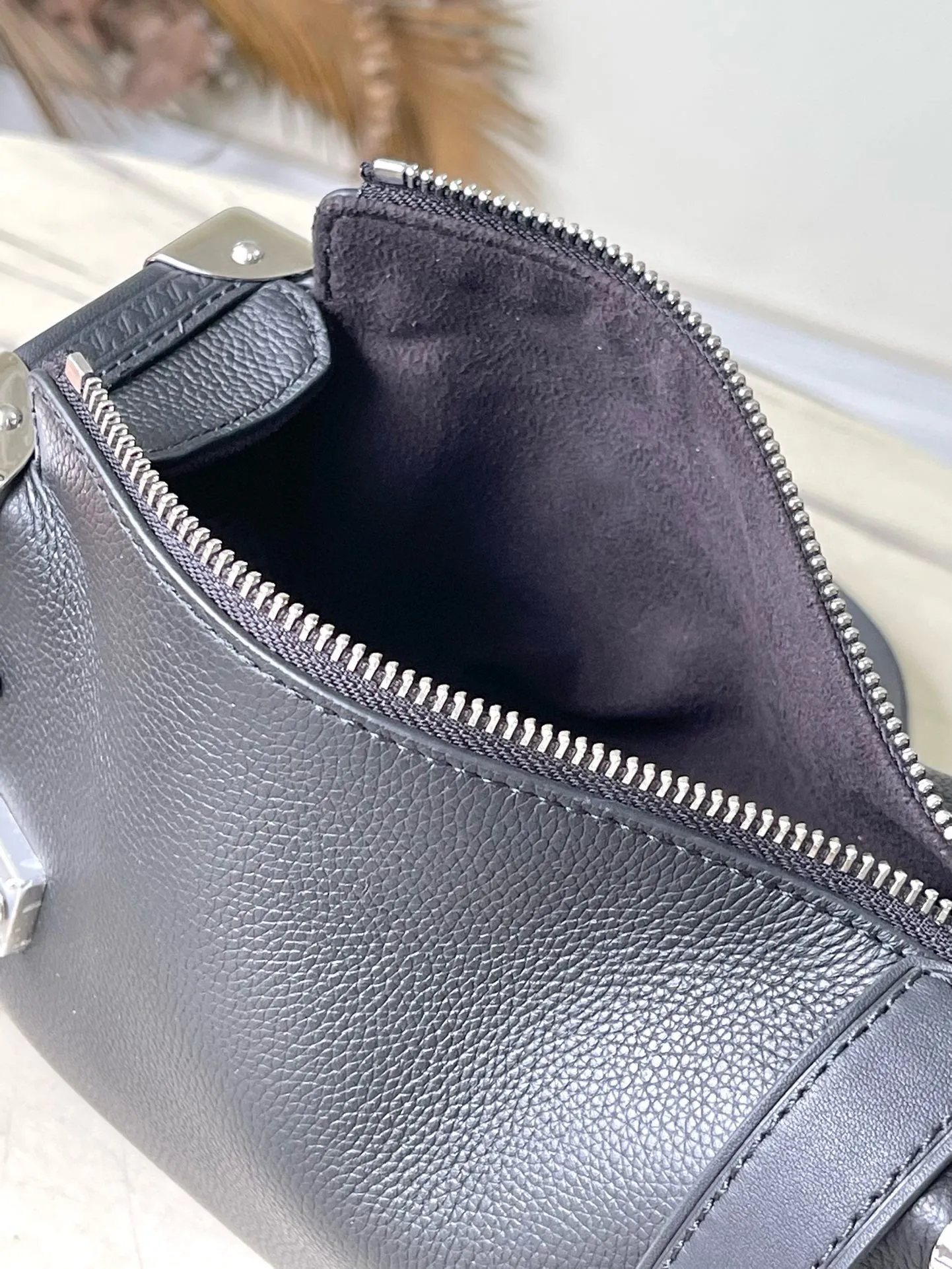 💰1300 (first-grain leather) top original order M25160 black Founding director Nicolas Ghesqulere pays tribute to the brand's traditional hard luggage with this elegant Side Trunk medium handbag. The grained cow leather bag features smooth cow leather trim, S-ock buckle and metallic texture with rounded corners. The handle and adjustable shoulder strap are detachable, making it easy to hold, carry on the shoulder or cross-body. Dimensions: 21 × 14 × 6 cm