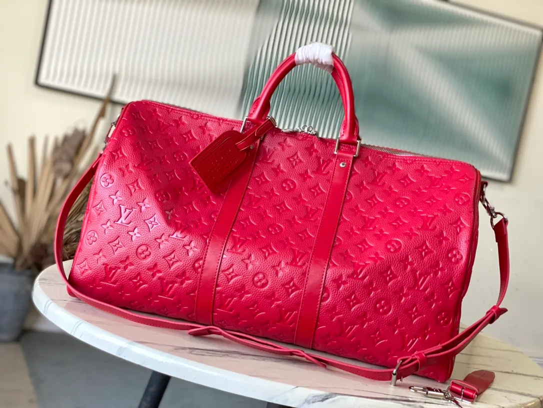 💰1420 (top layer leather) top original order M12800 This Keepal Bandouliere 50 travel bag is from the LV Colormania series, with Monogram embossing to convey an elegant style. Flexible Taurllon cowhide leather is dip-dyed in bright colors, and a tonal striped fabric lining completes the look. Dimensions: 50 × 29 × 23 cm