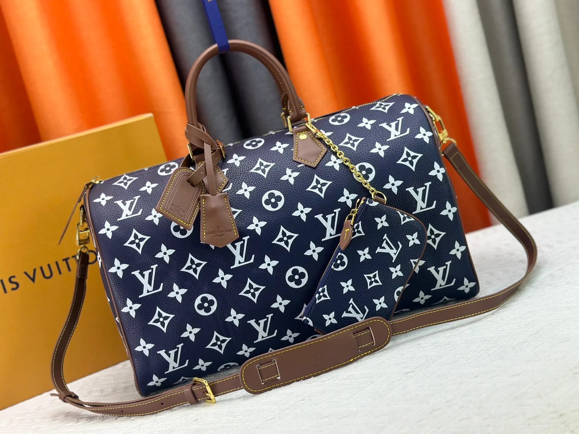 P320 Upgraded original M15244 M24441 M24424 This Speedy Bandoulière 40 Monogram Leather handbag is made of soft cow leather and uses Monogram patterns to reproduce the elegant look and feel of canvas printing. Dazzling metal hardware, sheepskin lining and nameplate all reflect Creative Director Pharrell Williams' relentless attention to detail. 40x27x20cm (length x height x width)
