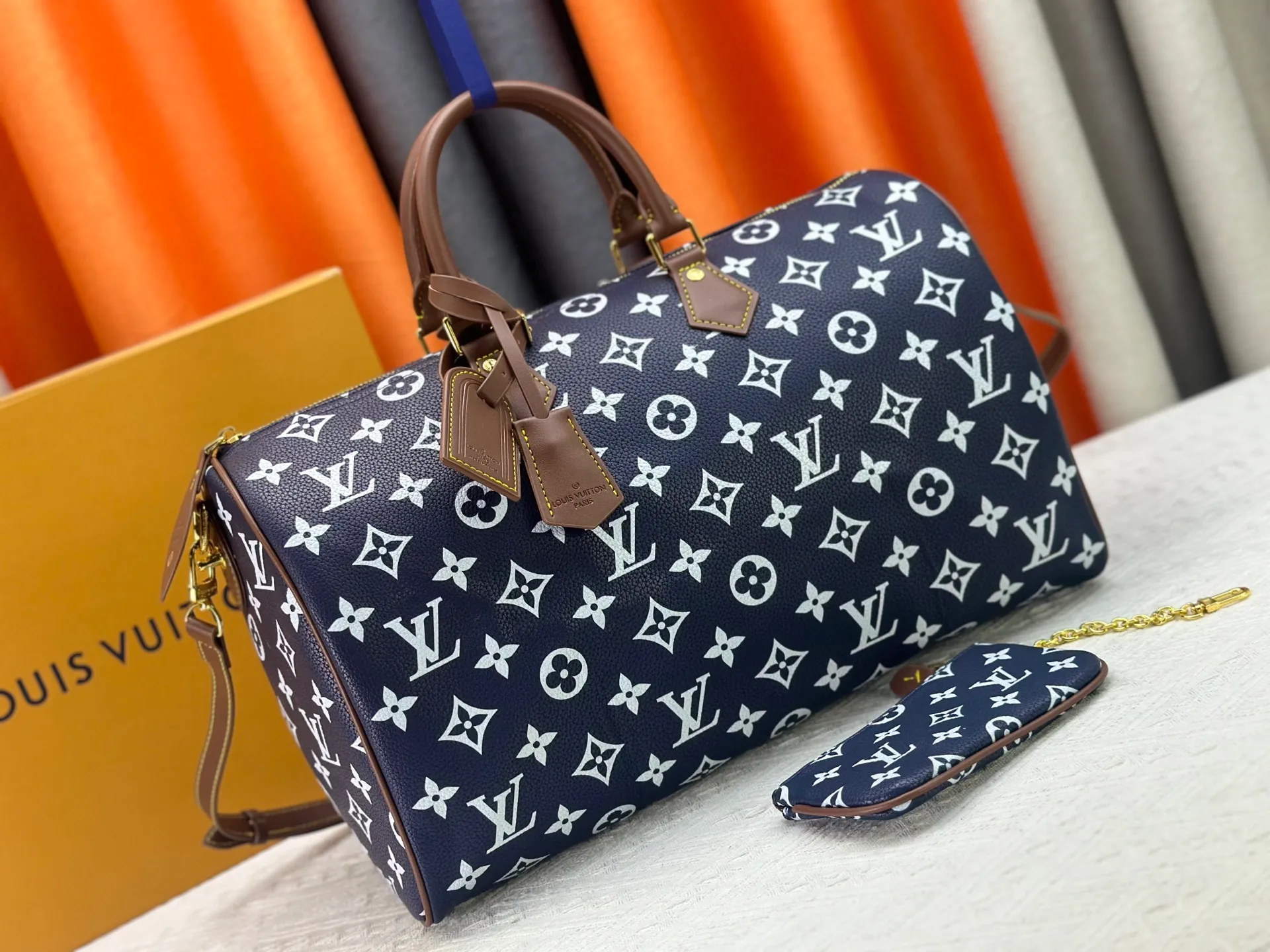 P320 Upgraded original M15244 M24441 M24424 This Speedy Bandoulière 40 Monogram Leather handbag is made of soft cow leather and uses Monogram patterns to reproduce the elegant look and feel of canvas printing. Dazzling metal hardware, sheepskin lining and nameplate all reflect Creative Director Pharrell Williams' relentless attention to detail. 40x27x20cm (length x height x width)