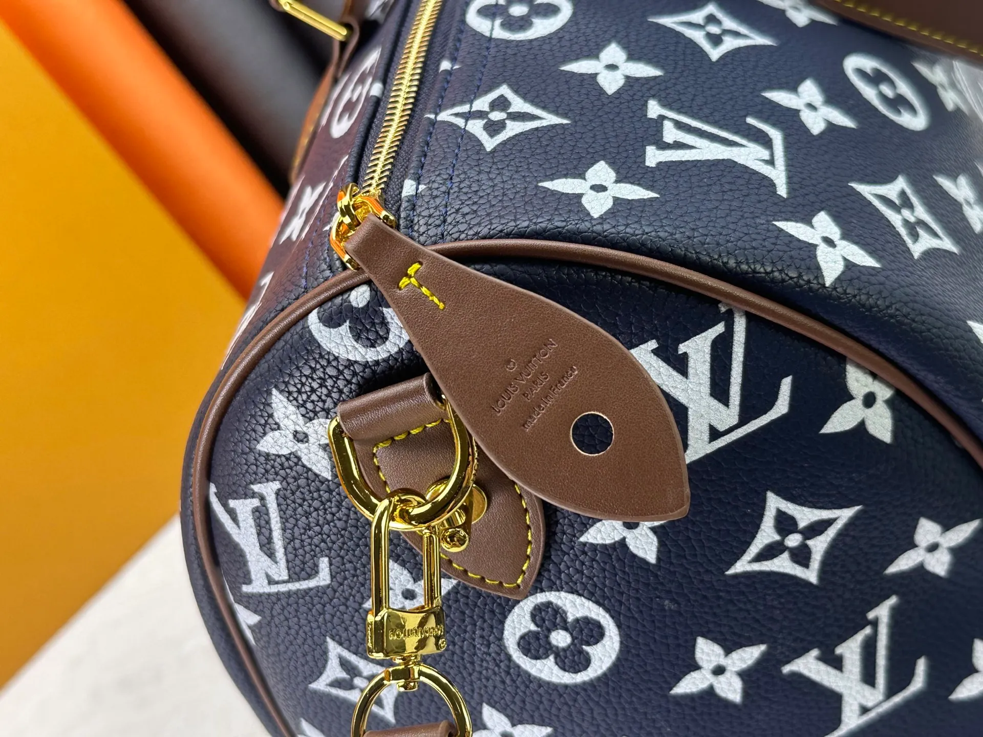 P320 Upgraded original M15244 M24441 M24424 This Speedy Bandoulière 40 Monogram Leather handbag is made of soft cow leather and uses Monogram patterns to reproduce the elegant look and feel of canvas printing. Dazzling metal hardware, sheepskin lining and nameplate all reflect Creative Director Pharrell Williams' relentless attention to detail. 40x27x20cm (length x height x width)