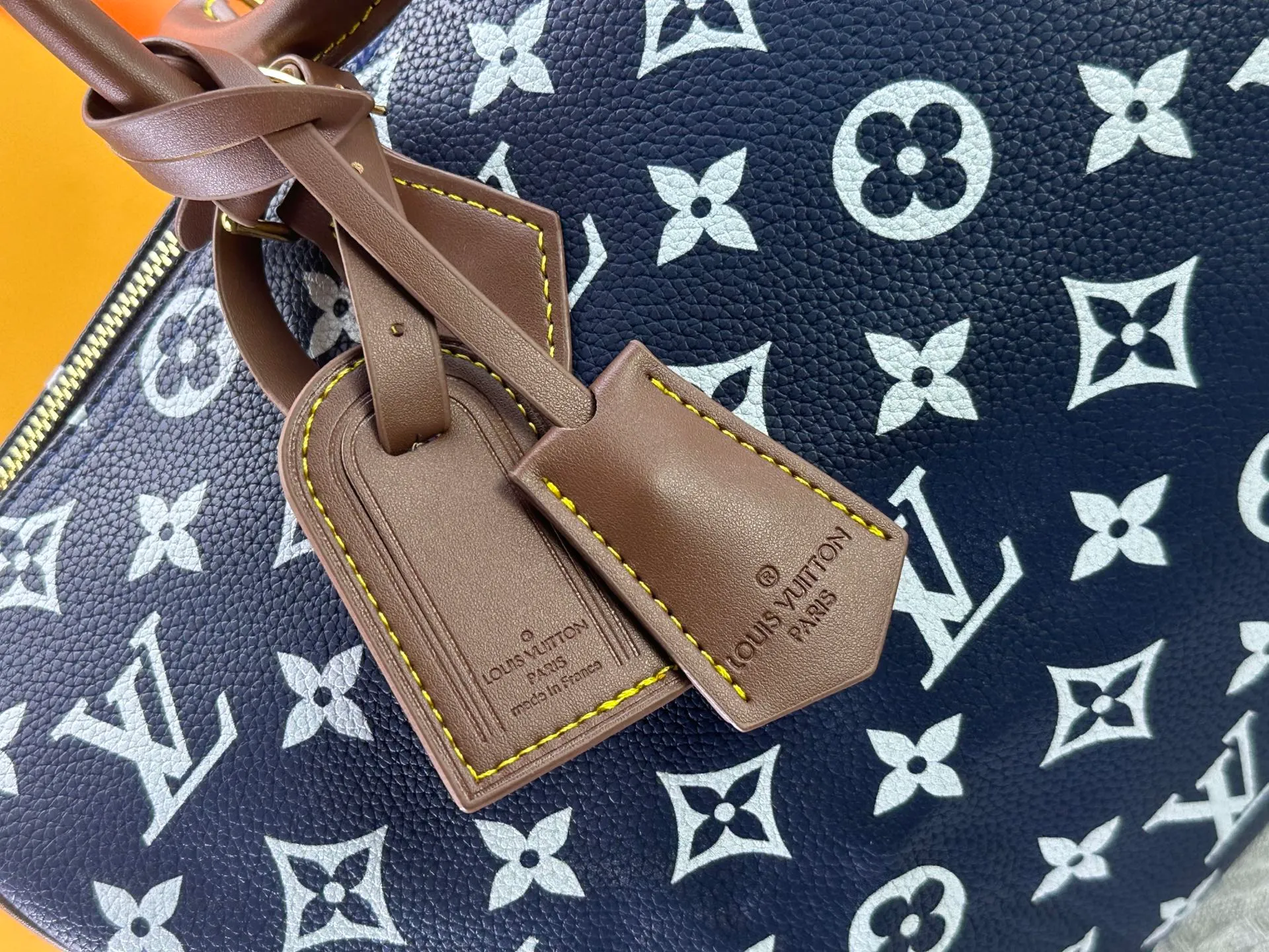 P320 Upgraded original M15244 M24441 M24424 This Speedy Bandoulière 40 Monogram Leather handbag is made of soft cow leather and uses Monogram patterns to reproduce the elegant look and feel of canvas printing. Dazzling metal hardware, sheepskin lining and nameplate all reflect Creative Director Pharrell Williams' relentless attention to detail. 40x27x20cm (length x height x width)