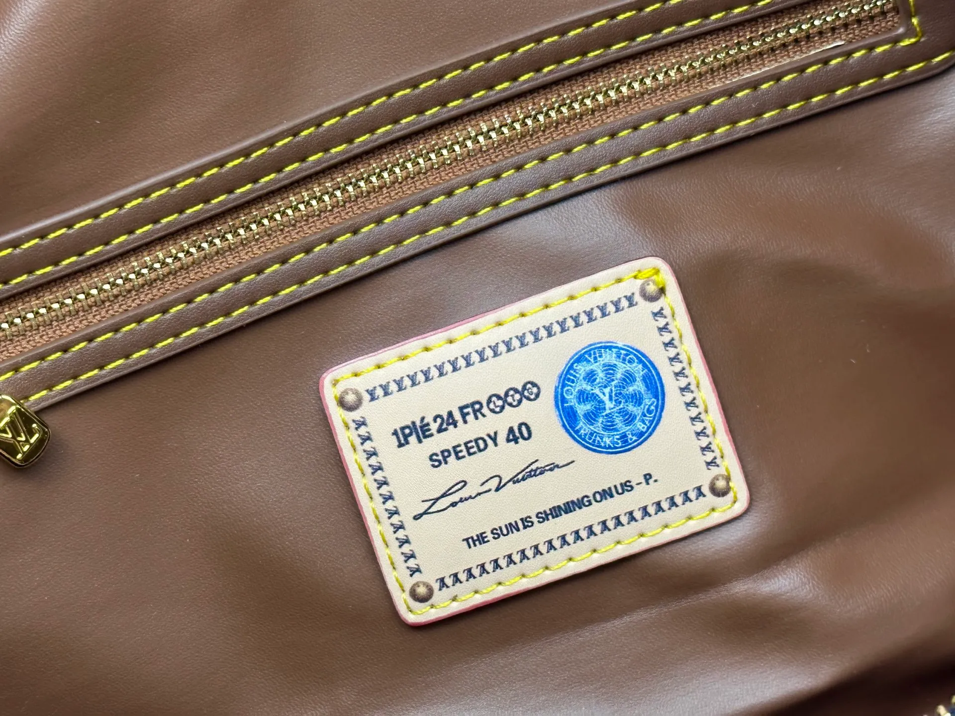 P320 Upgraded original M15244 M24441 M24424 This Speedy Bandoulière 40 Monogram Leather handbag is made of soft cow leather and uses Monogram patterns to reproduce the elegant look and feel of canvas printing. Dazzling metal hardware, sheepskin lining and nameplate all reflect Creative Director Pharrell Williams' relentless attention to detail. 40x27x20cm (length x height x width)