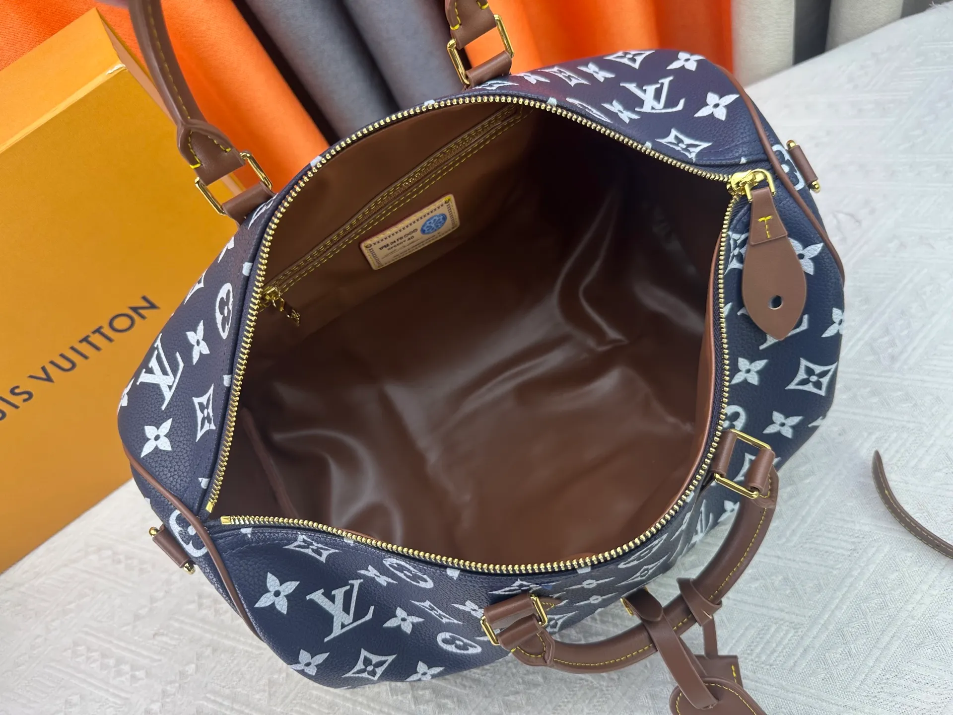 P320 Upgraded original M15244 M24441 M24424 This Speedy Bandoulière 40 Monogram Leather handbag is made of soft cow leather and uses Monogram patterns to reproduce the elegant look and feel of canvas printing. Dazzling metal hardware, sheepskin lining and nameplate all reflect Creative Director Pharrell Williams' relentless attention to detail. 40x27x20cm (length x height x width)