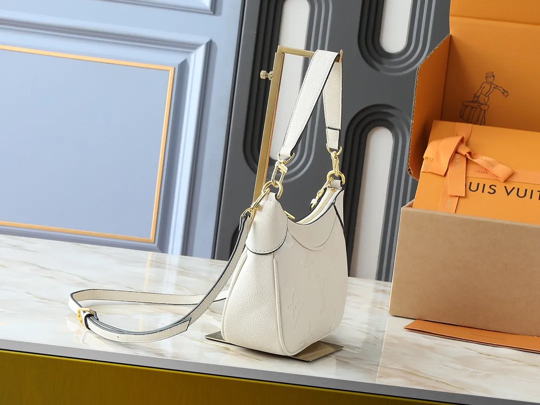 💰240💰Upgraded from the original M46002, the Bagatelle handbag is launched at the beginning of the new season, shaped with Monogram Empreinte leather. Smooth lines and soft texture allow for flexible carrying, and the exquisite design can accommodate all your travel needs, making it easy to handle day and night situations. Dimensions: 24 x 18 x 7 cm