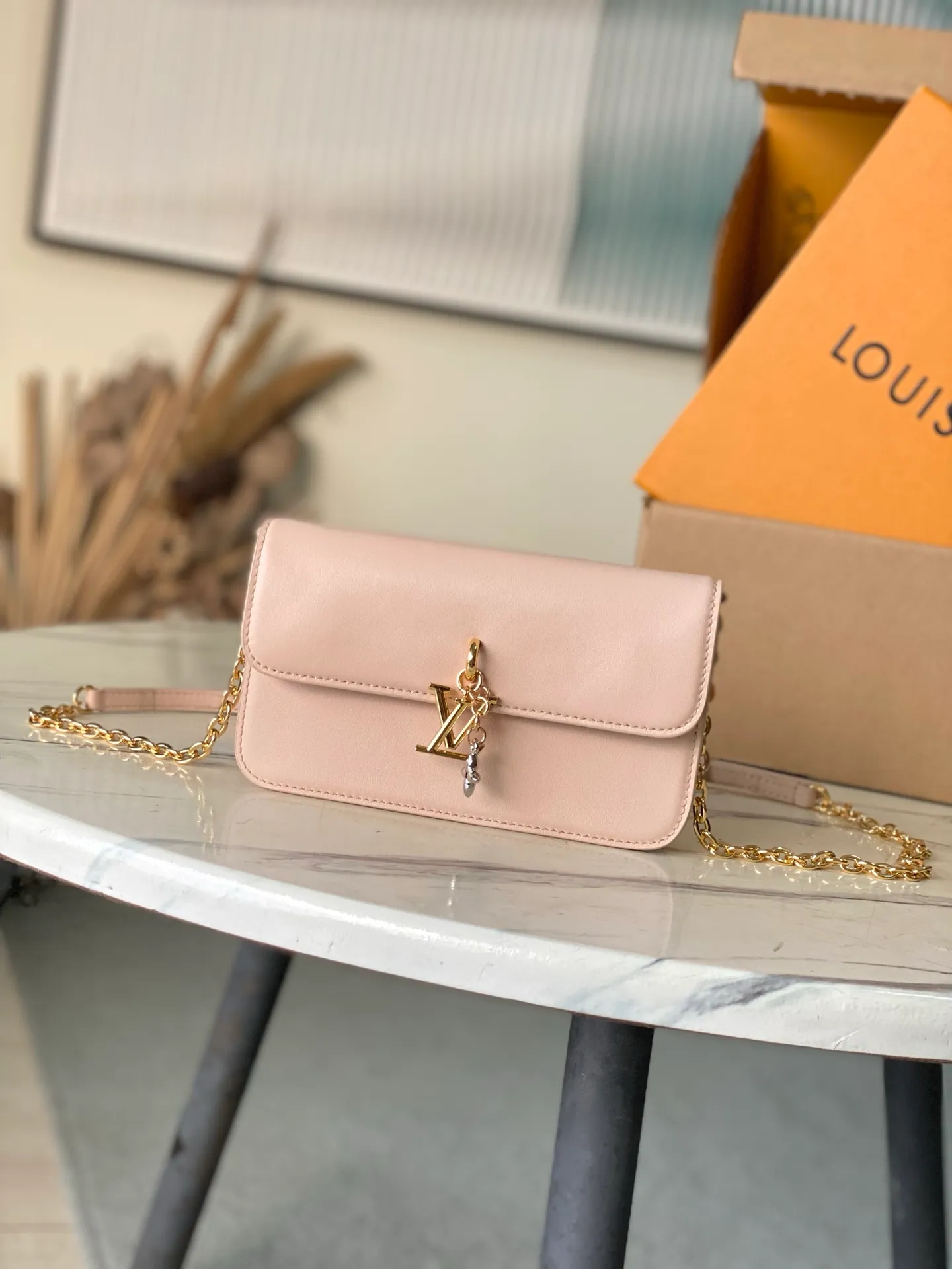 💰820 (top-grain leather) top original order M14581 This Wallet On Chain handbag is from the Louis Vuitton LV Bloom series. It is cut from cow leather in a fashionable and practical configuration. It is decorated with decorations inspired by the brand's classic Monogram pattern. There's plenty of space to store a smartphone, and contrasting metal hardware adds an elegant touch. Dimensions: 20 × 11.5 × 4 cm