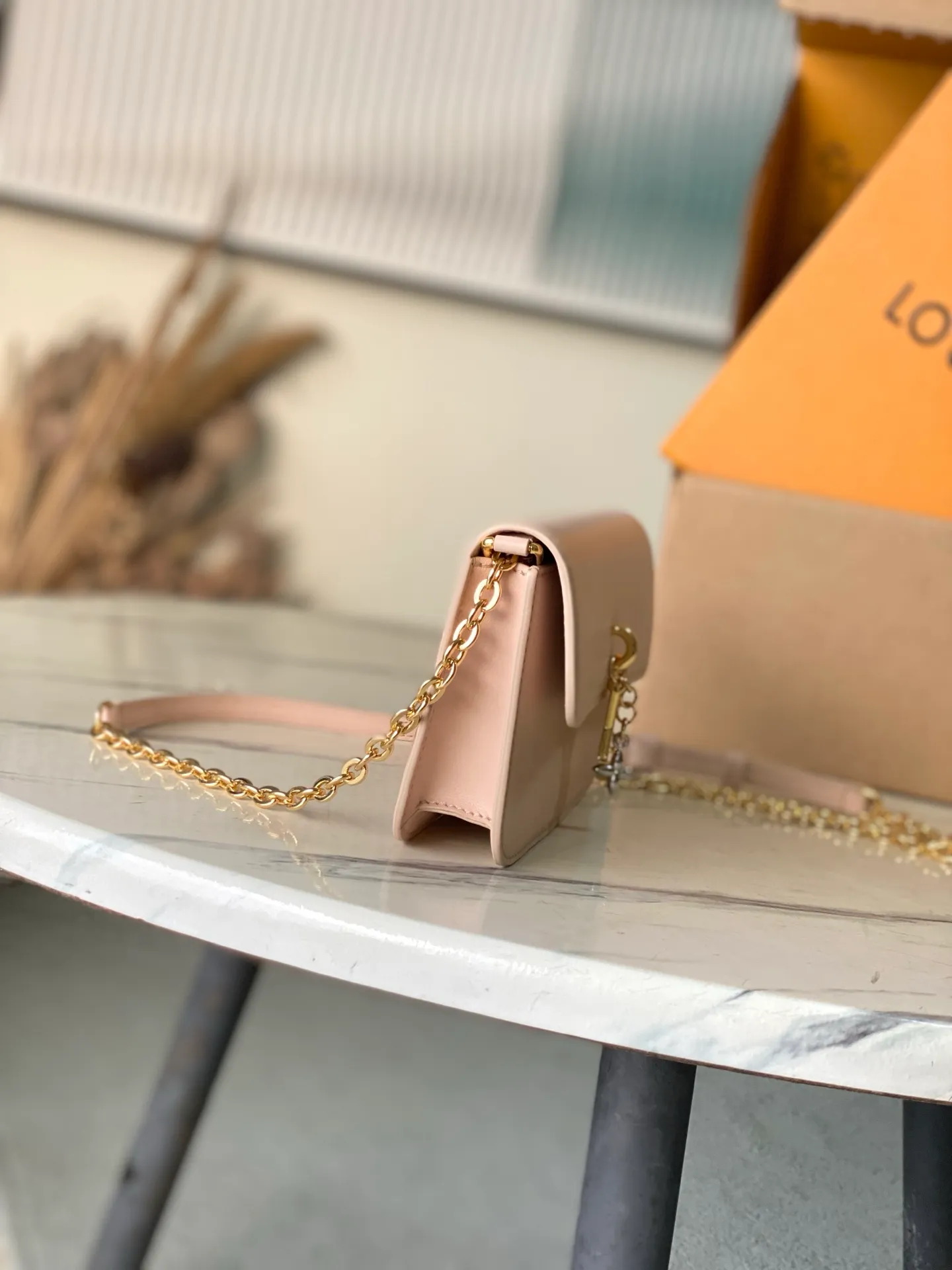 💰820 (top-grain leather) top original order M14581 This Wallet On Chain handbag is from the Louis Vuitton LV Bloom series. It is cut from cow leather in a fashionable and practical configuration. It is decorated with decorations inspired by the brand's classic Monogram pattern. There's plenty of space to store a smartphone, and contrasting metal hardware adds an elegant touch. Dimensions: 20 × 11.5 × 4 cm