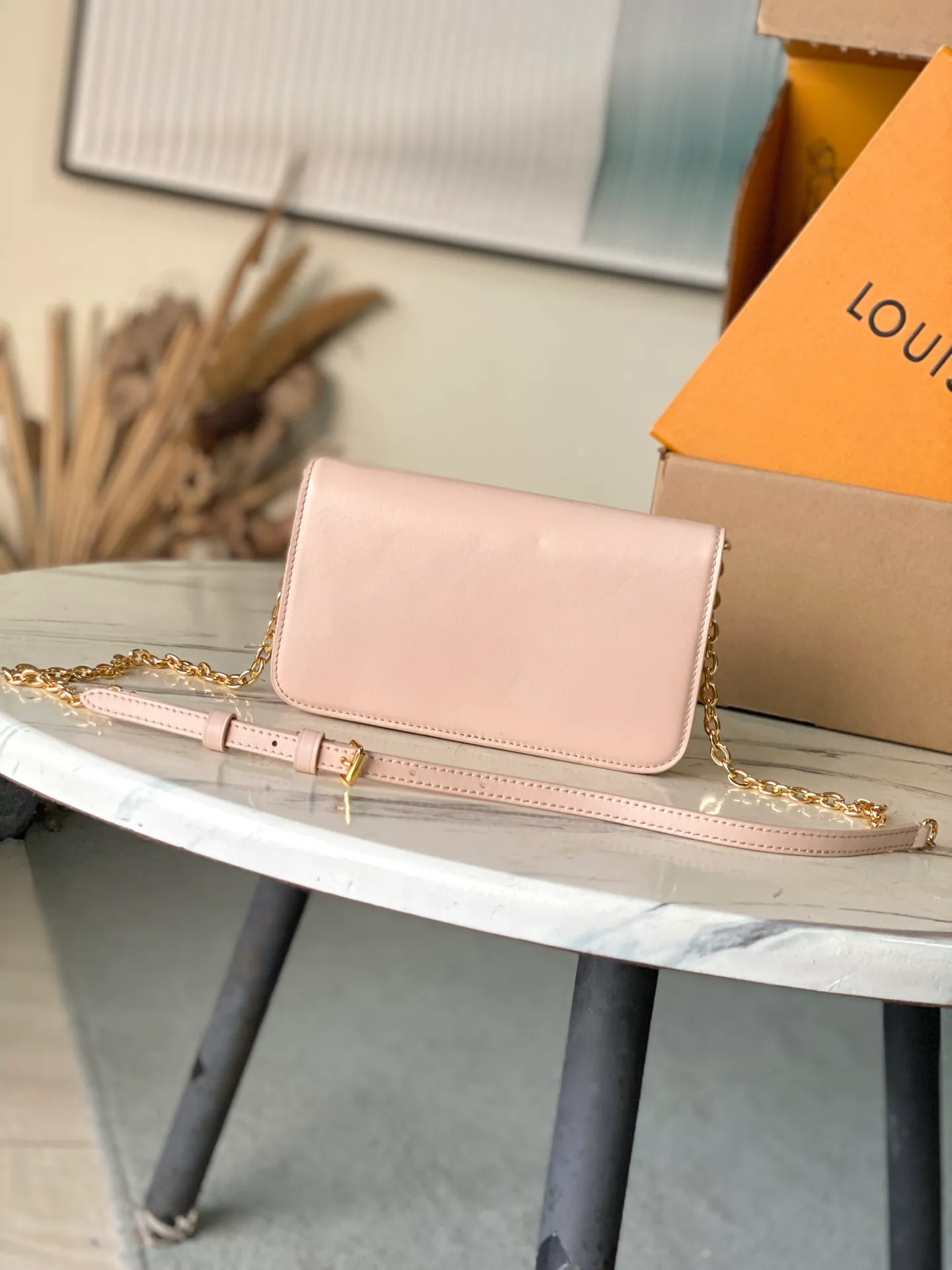 💰820 (top-grain leather) top original order M14581 This Wallet On Chain handbag is from the Louis Vuitton LV Bloom series. It is cut from cow leather in a fashionable and practical configuration. It is decorated with decorations inspired by the brand's classic Monogram pattern. There's plenty of space to store a smartphone, and contrasting metal hardware adds an elegant touch. Dimensions: 20 × 11.5 × 4 cm