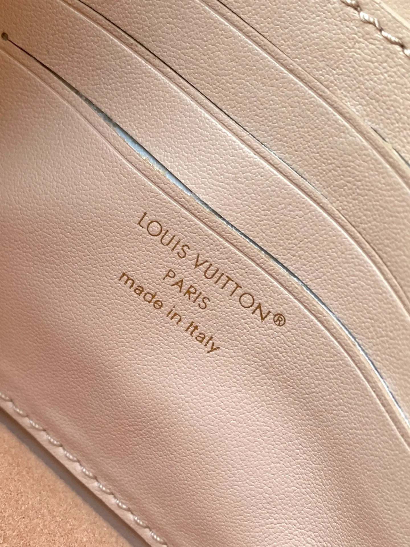 💰820 (top-grain leather) top original order M14581 This Wallet On Chain handbag is from the Louis Vuitton LV Bloom series. It is cut from cow leather in a fashionable and practical configuration. It is decorated with decorations inspired by the brand's classic Monogram pattern. There's plenty of space to store a smartphone, and contrasting metal hardware adds an elegant touch. Dimensions: 20 × 11.5 × 4 cm