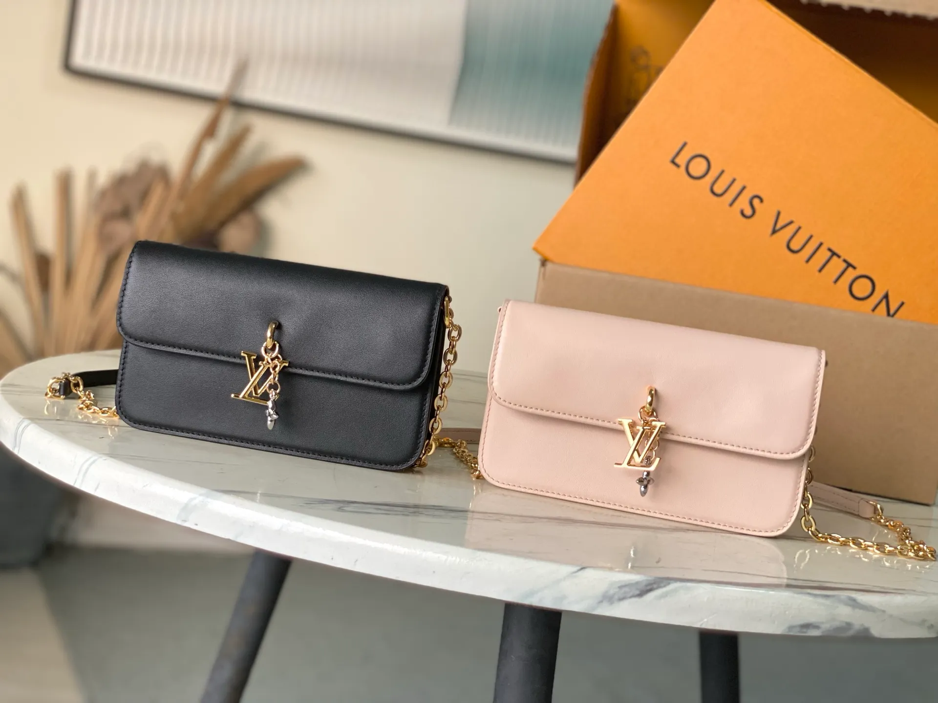 💰820 (top-grain leather) top original order M14581 This Wallet On Chain handbag is from the Louis Vuitton LV Bloom series. It is cut from cow leather in a fashionable and practical configuration. It is decorated with decorations inspired by the brand's classic Monogram pattern. There's plenty of space to store a smartphone, and contrasting metal hardware adds an elegant touch. Dimensions: 20 × 11.5 × 4 cm