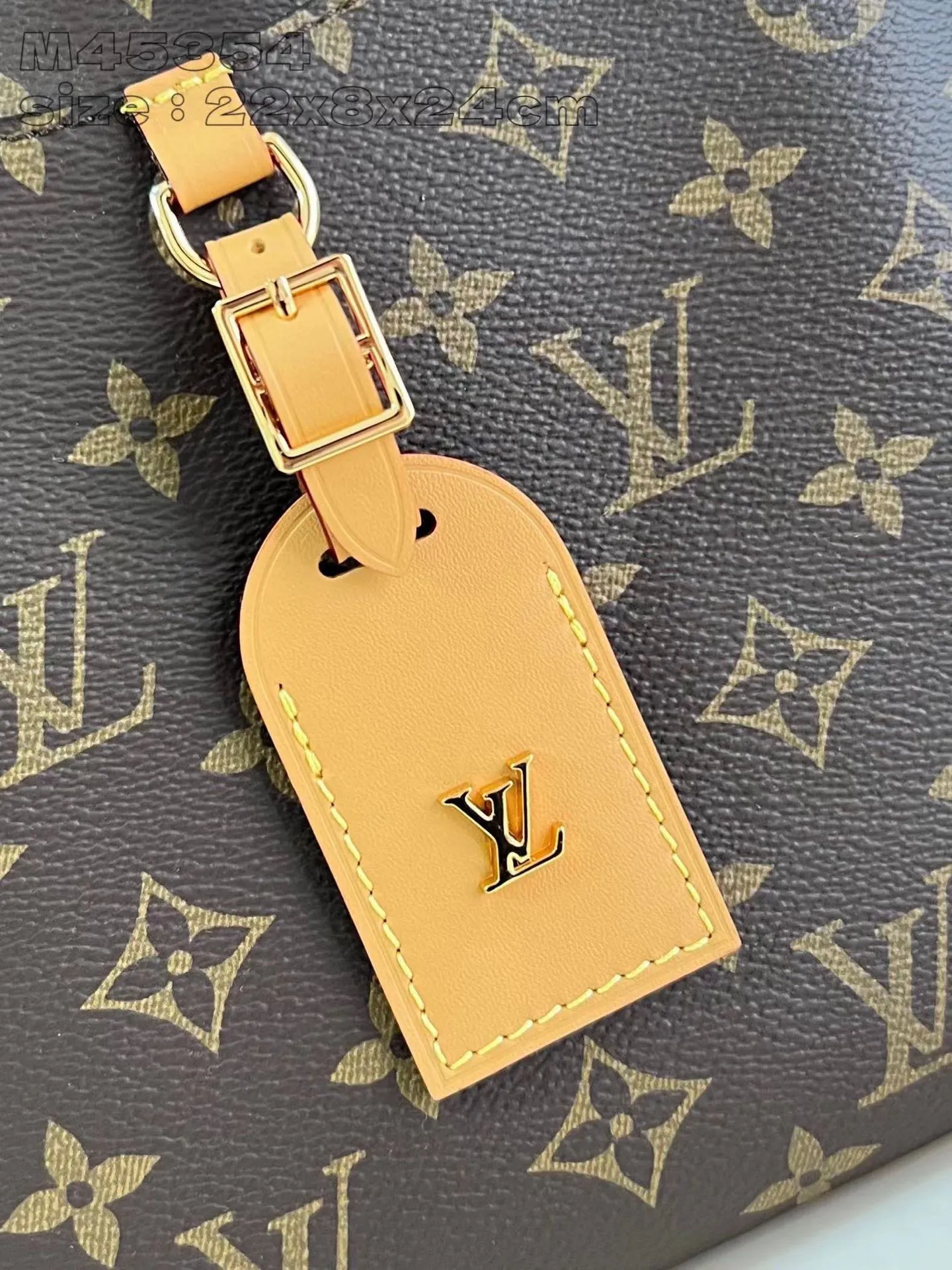 💰800 top original order [Exclusive real shot M45354 yellow] Louis Vuitton launches the new Odeon small handbag in the autumn and winter of 2020, integrating elegant style and practical function. Monogram canvas is complemented by a zipper design to create ample interior space, and the leather nameplate and reinforced leather corners continue the brand heritage. Adjustable leather strap allows for comfortable shoulder or cross-body wear. 22 x 8 x 24 cm (height x width x length)