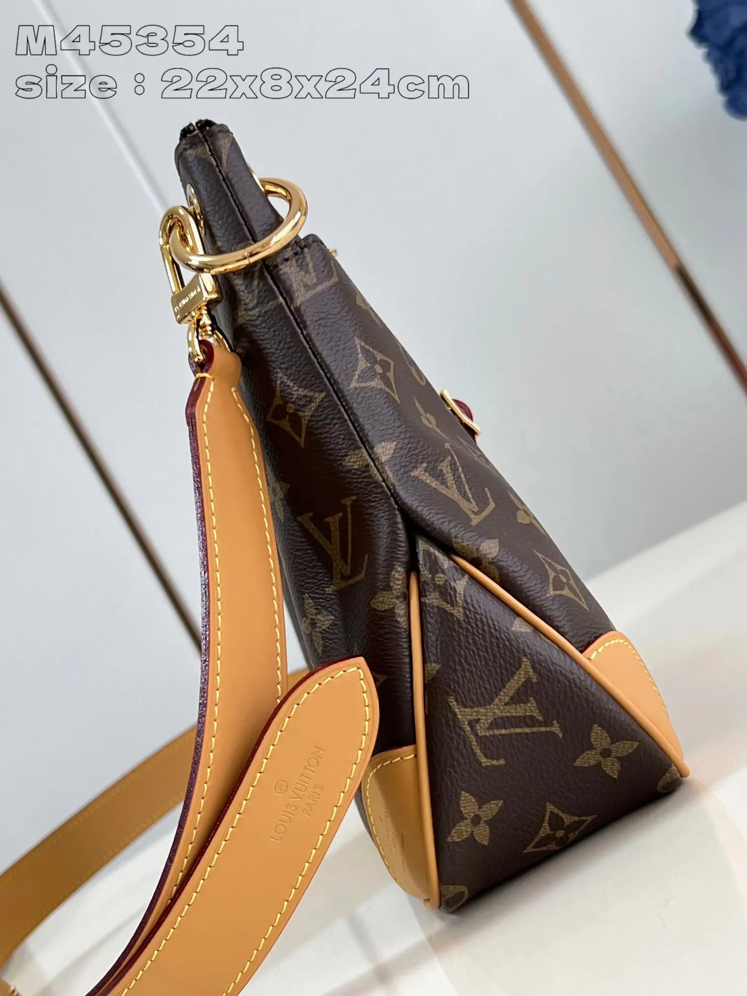 💰800 top original order [Exclusive real shot M45354 yellow] Louis Vuitton launches the new Odeon small handbag in the autumn and winter of 2020, integrating elegant style and practical function. Monogram canvas is complemented by a zipper design to create ample interior space, and the leather nameplate and reinforced leather corners continue the brand heritage. Adjustable leather strap allows for comfortable shoulder or cross-body wear. 22 x 8 x 24 cm (height x width x length)