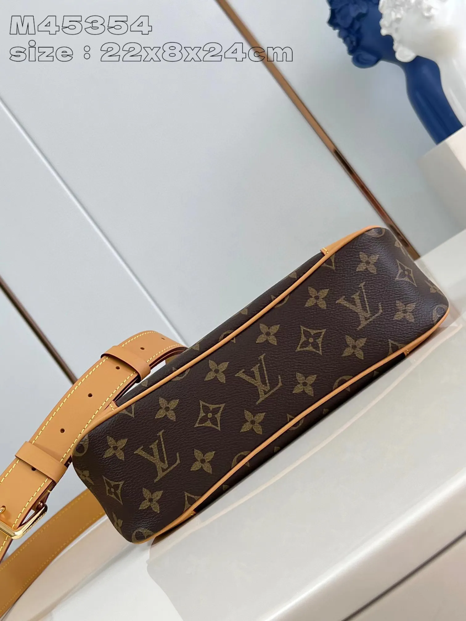 💰800 top original order [Exclusive real shot M45354 yellow] Louis Vuitton launches the new Odeon small handbag in the autumn and winter of 2020, integrating elegant style and practical function. Monogram canvas is complemented by a zipper design to create ample interior space, and the leather nameplate and reinforced leather corners continue the brand heritage. Adjustable leather strap allows for comfortable shoulder or cross-body wear. 22 x 8 x 24 cm (height x width x length)
