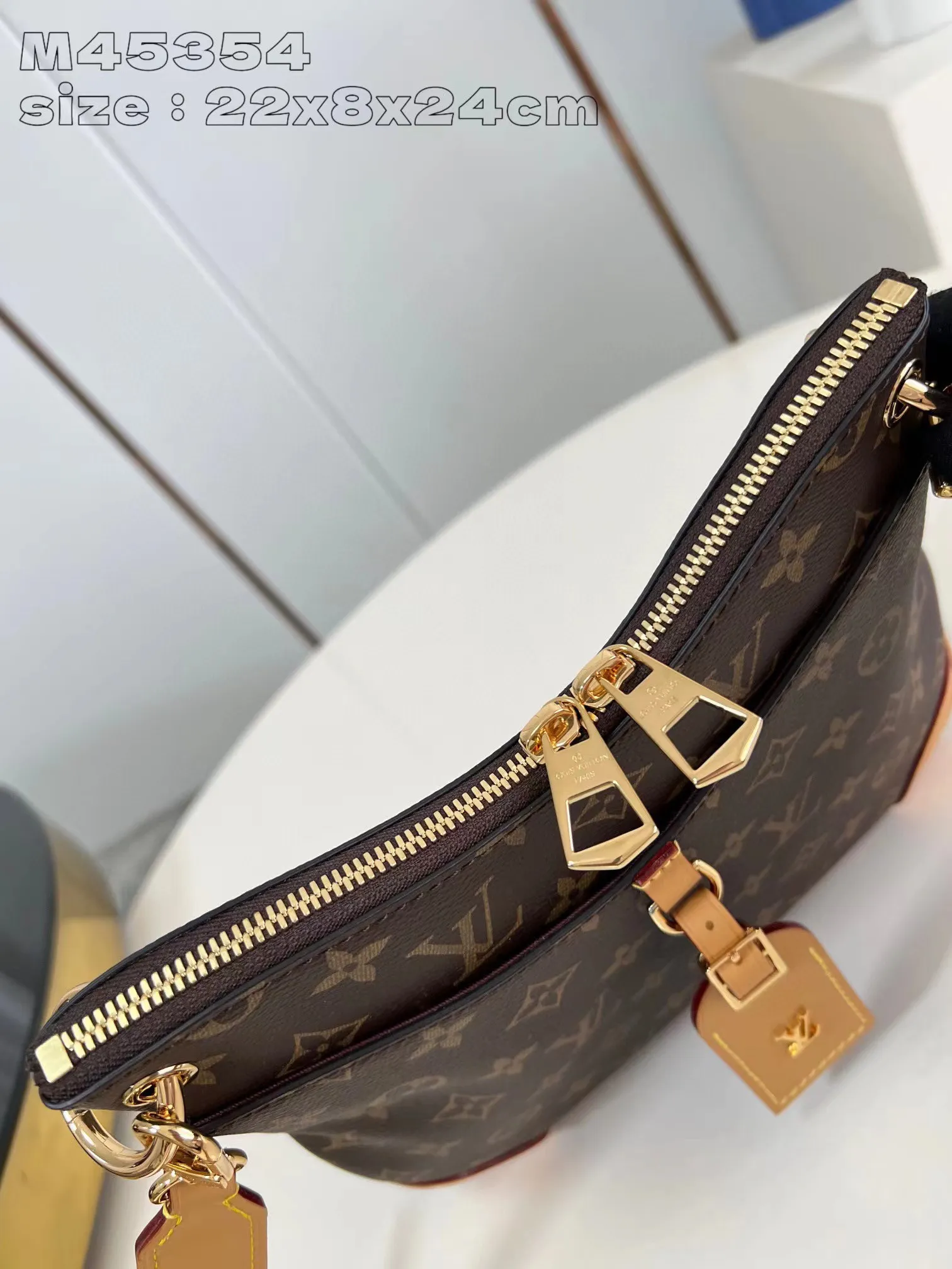 💰800 top original order [Exclusive real shot M45354 yellow] Louis Vuitton launches the new Odeon small handbag in the autumn and winter of 2020, integrating elegant style and practical function. Monogram canvas is complemented by a zipper design to create ample interior space, and the leather nameplate and reinforced leather corners continue the brand heritage. Adjustable leather strap allows for comfortable shoulder or cross-body wear. 22 x 8 x 24 cm (height x width x length)