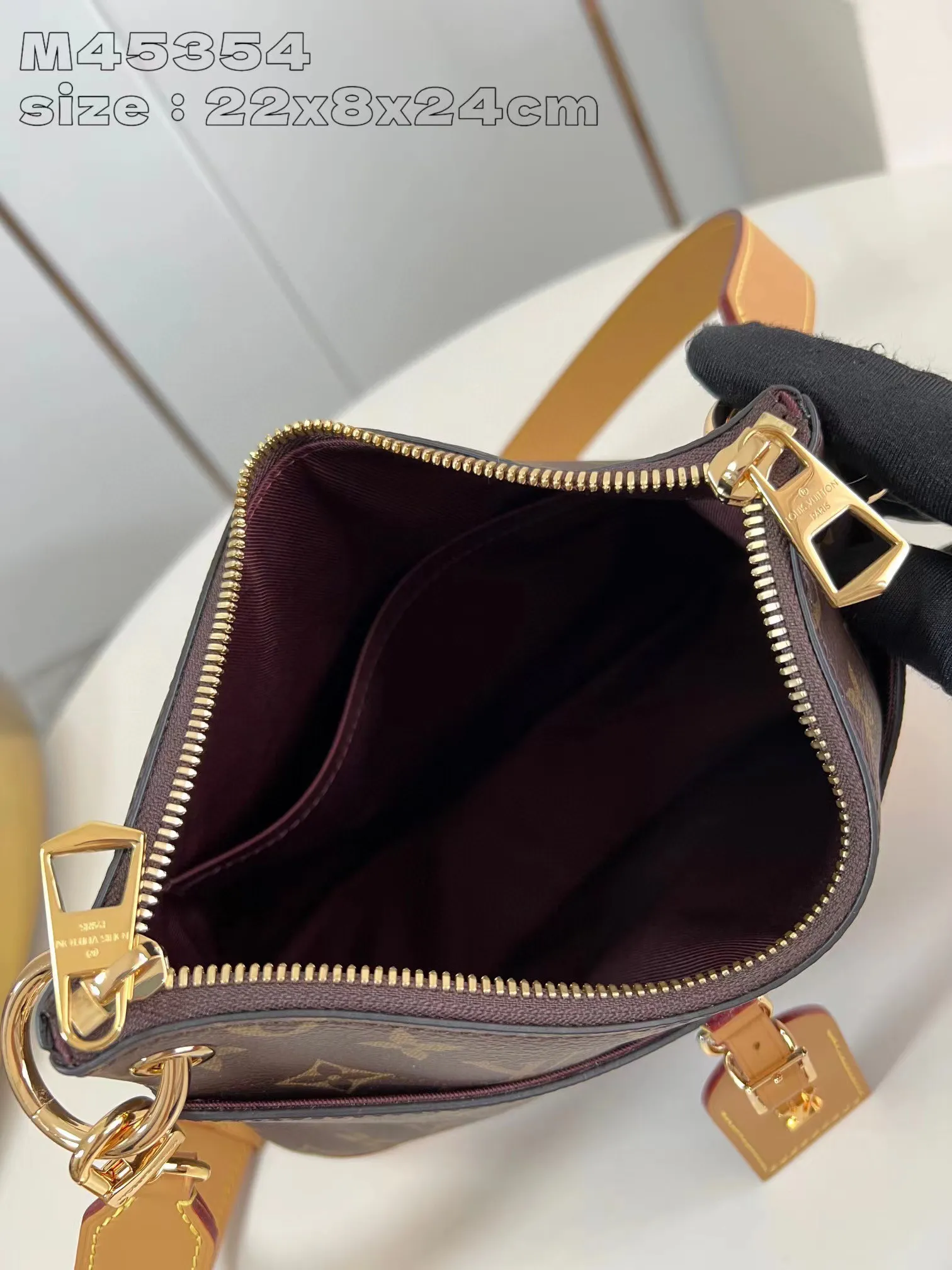 💰800 top original order [Exclusive real shot M45354 yellow] Louis Vuitton launches the new Odeon small handbag in the autumn and winter of 2020, integrating elegant style and practical function. Monogram canvas is complemented by a zipper design to create ample interior space, and the leather nameplate and reinforced leather corners continue the brand heritage. Adjustable leather strap allows for comfortable shoulder or cross-body wear. 22 x 8 x 24 cm (height x width x length)