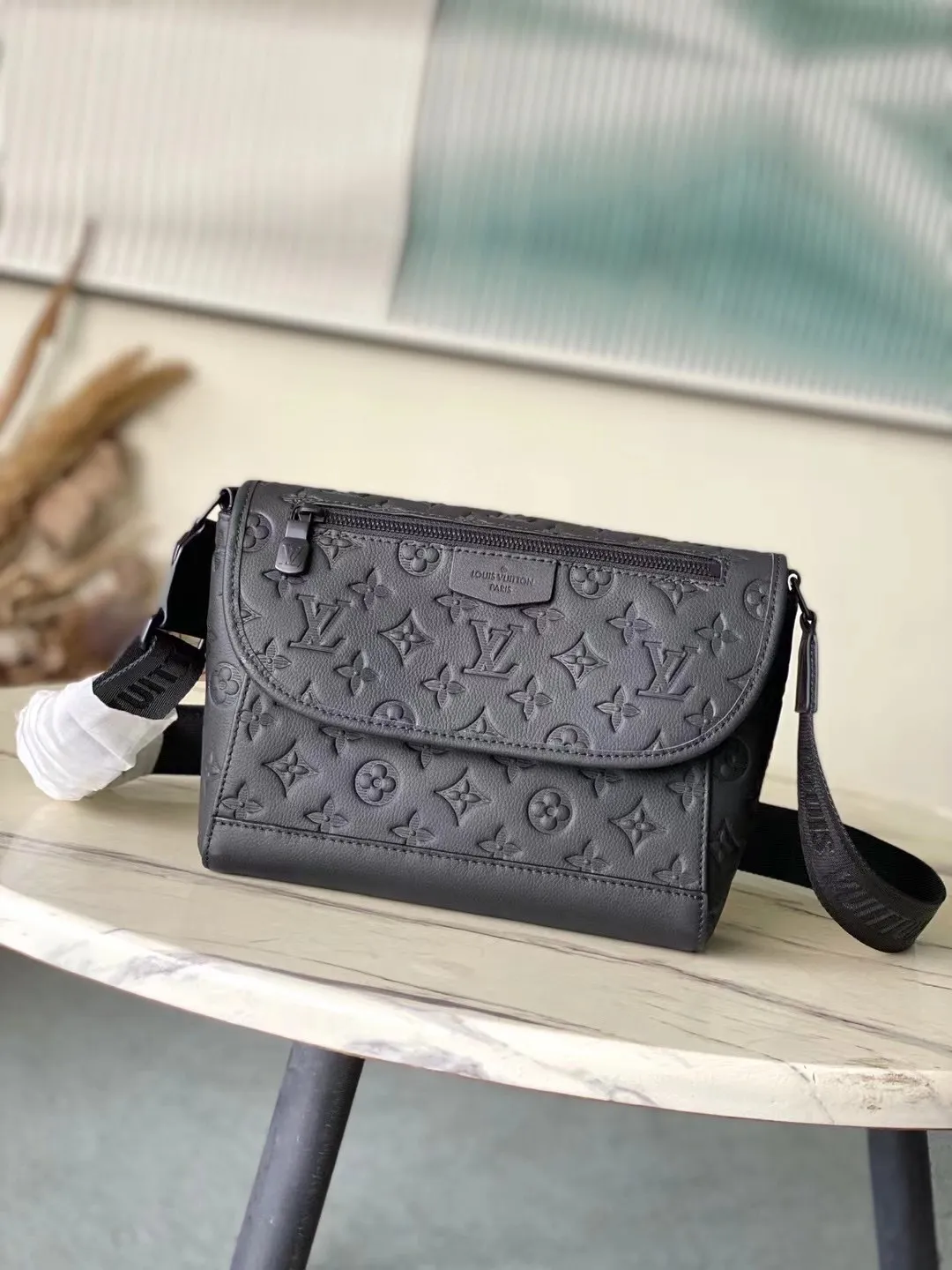 💰940 (top-grain leather) top original order M14874 This Pulse messenger bag is made of Monogram Shadow embossed cow leather and elegant metal parts to highlight the sporty shape, and is equipped with zipper bags on the top and bottom of the flap. Adjustable fabric shoulder strap allows for shoulder or cross-body wear. Dimensions: 26.6 × 17 × 11 cm