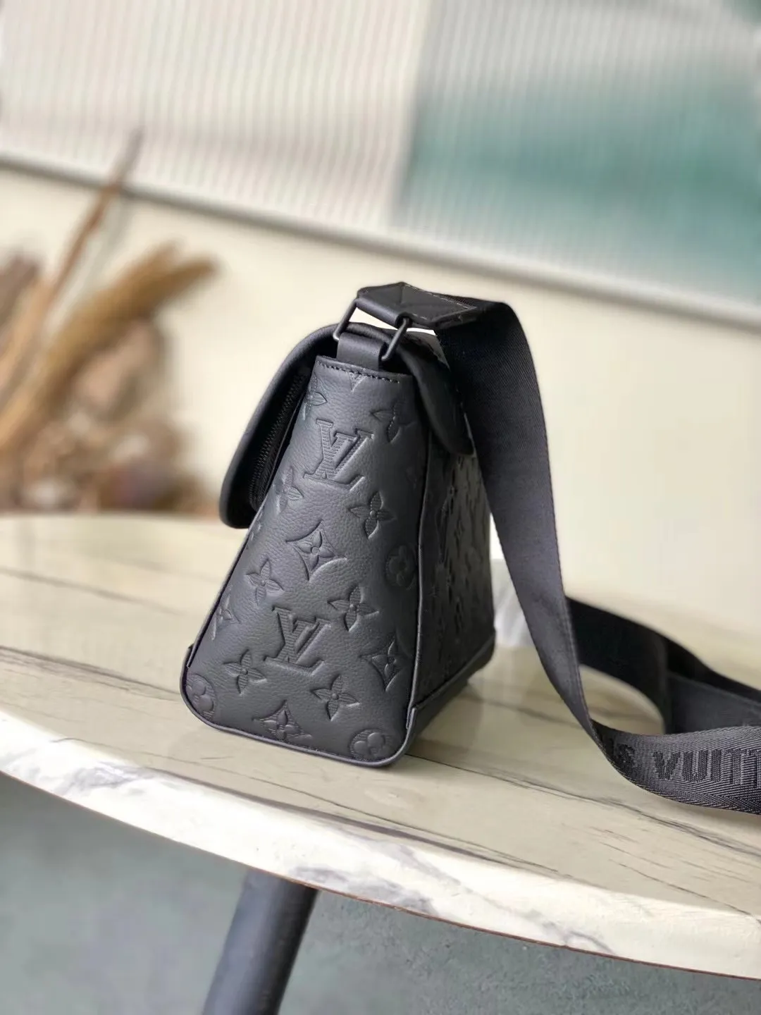 💰940 (top-grain leather) top original order M14874 This Pulse messenger bag is made of Monogram Shadow embossed cow leather and elegant metal parts to highlight the sporty shape, and is equipped with zipper bags on the top and bottom of the flap. Adjustable fabric shoulder strap allows for shoulder or cross-body wear. Dimensions: 26.6 × 17 × 11 cm