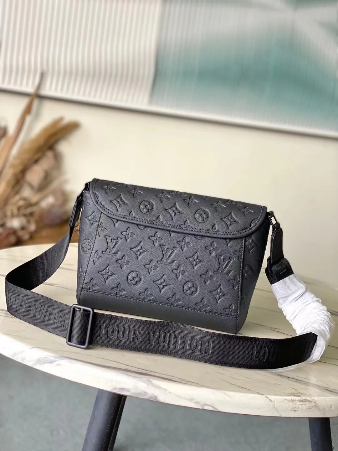 💰940 (top-grain leather) top original order M14874 This Pulse messenger bag is made of Monogram Shadow embossed cow leather and elegant metal parts to highlight the sporty shape, and is equipped with zipper bags on the top and bottom of the flap. Adjustable fabric shoulder strap allows for shoulder or cross-body wear. Dimensions: 26.6 × 17 × 11 cm