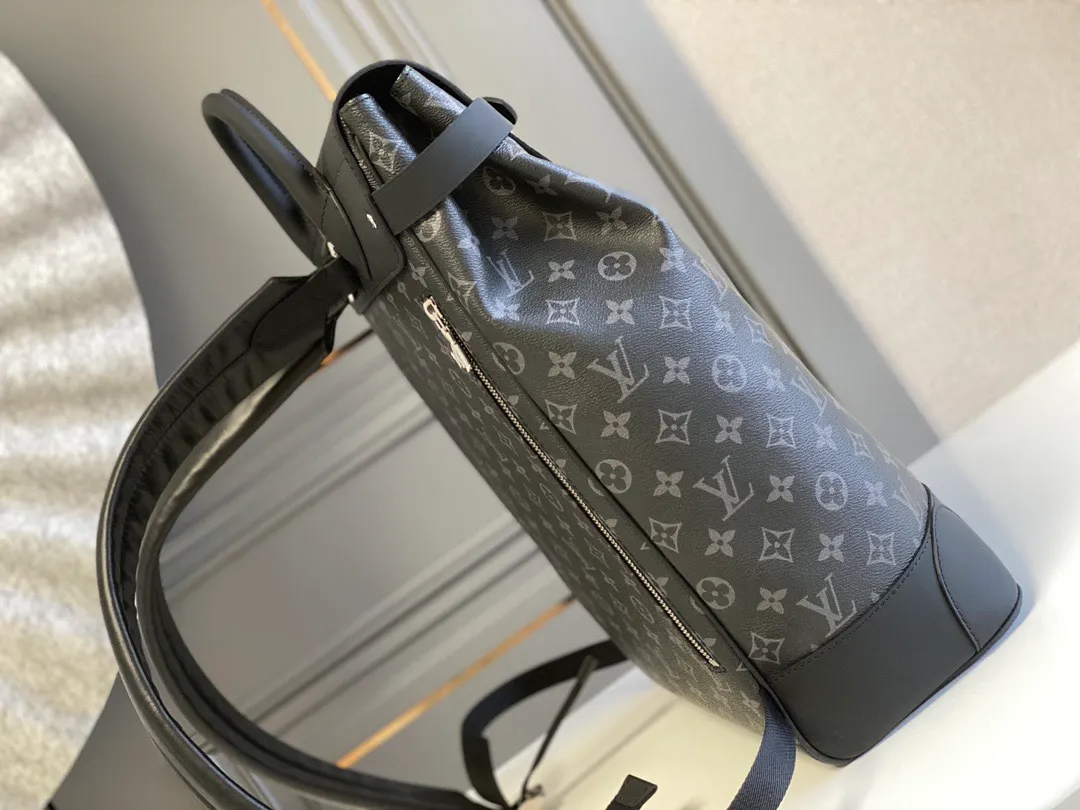 💰1080 Top Original M44052 STEAMER backpack design is inspired by the ancient Louis Vuitton Steamer handbag. This Steamer backpack is made of Monogram Eclipse canvas. The chic new bag shape gives people an avant-garde nostalgic flavor. The rounded leather corners showcase the brand's craftsmanship, and the leather shoulder straps are extremely comfortable. Detailed features 32 x 45 x 16 cm (Length x Height x Width) Monogram Eclipse coated canvas 2 leather shoulder straps Flap, drawstring and buckle closure system 1 internal quilted compartment 1 internal double patch pocket Handles: Single handle