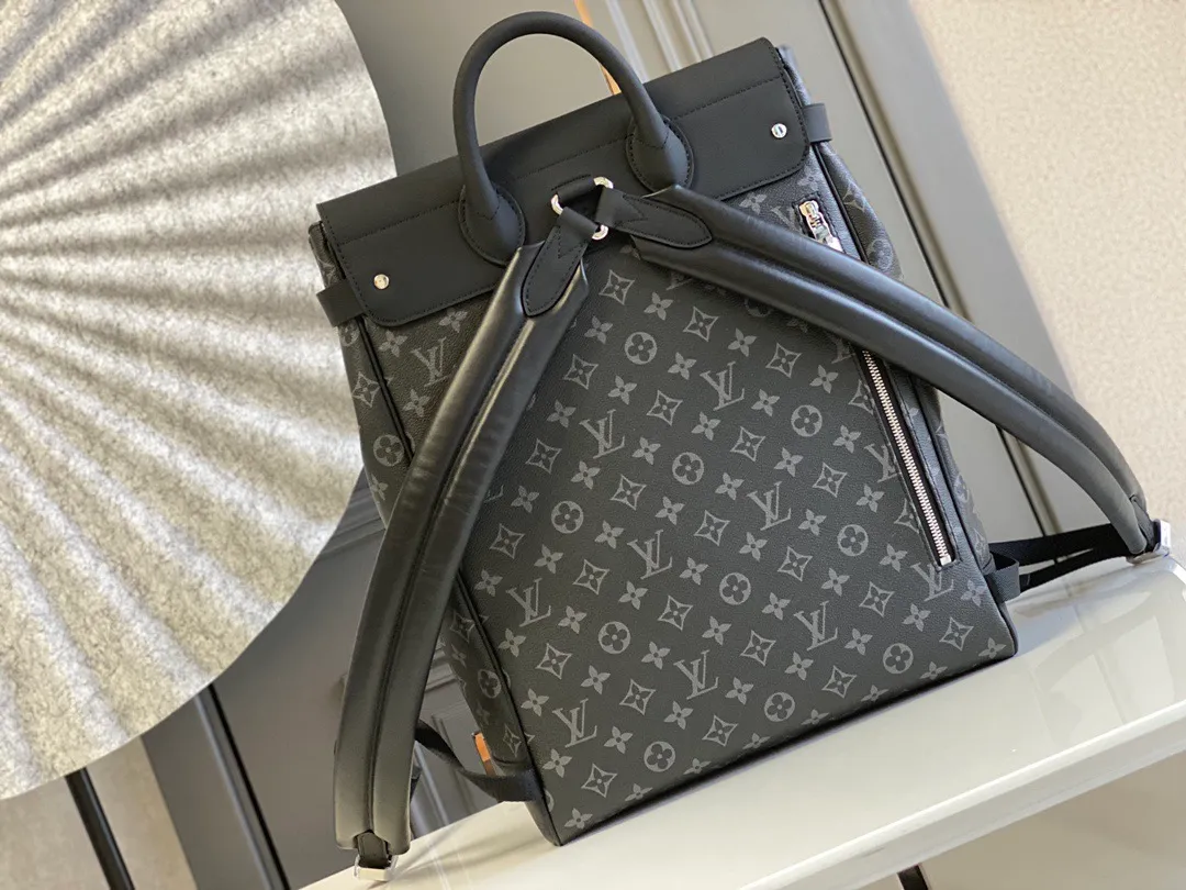 💰1080 Top Original M44052 STEAMER backpack design is inspired by the ancient Louis Vuitton Steamer handbag. This Steamer backpack is made of Monogram Eclipse canvas. The chic new bag shape gives people an avant-garde nostalgic flavor. The rounded leather corners showcase the brand's craftsmanship, and the leather shoulder straps are extremely comfortable. Detailed features 32 x 45 x 16 cm (Length x Height x Width) Monogram Eclipse coated canvas 2 leather shoulder straps Flap, drawstring and buckle closure system 1 internal quilted compartment 1 internal double patch pocket Handles: Single handle
