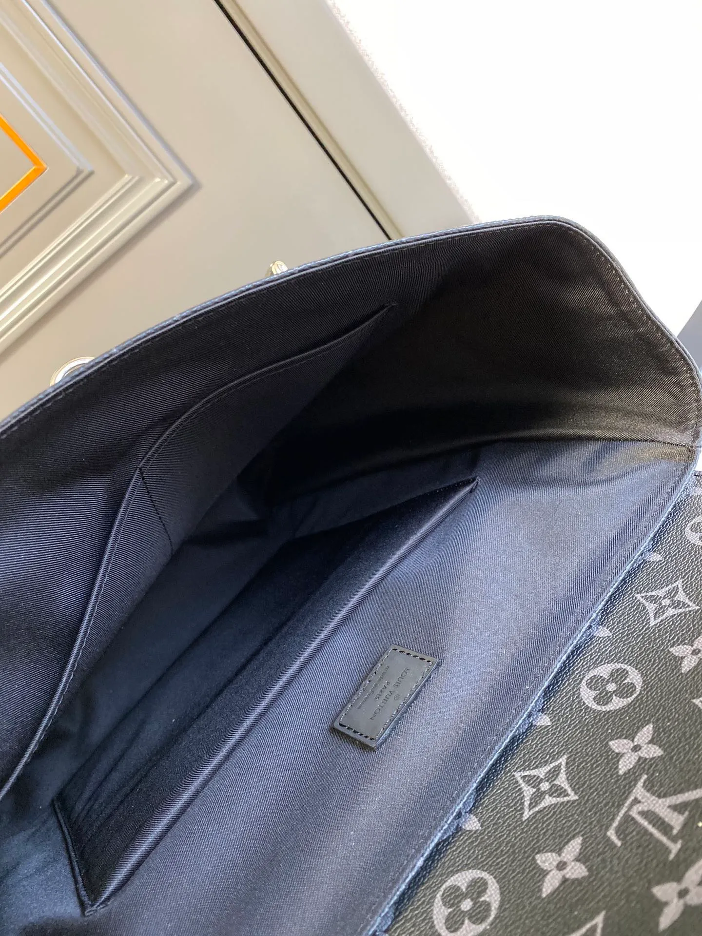 💰1080 Top Original M44052 STEAMER backpack design is inspired by the ancient Louis Vuitton Steamer handbag. This Steamer backpack is made of Monogram Eclipse canvas. The chic new bag shape gives people an avant-garde nostalgic flavor. The rounded leather corners showcase the brand's craftsmanship, and the leather shoulder straps are extremely comfortable. Detailed features 32 x 45 x 16 cm (Length x Height x Width) Monogram Eclipse coated canvas 2 leather shoulder straps Flap, drawstring and buckle closure system 1 internal quilted compartment 1 internal double patch pocket Handles: Single handle