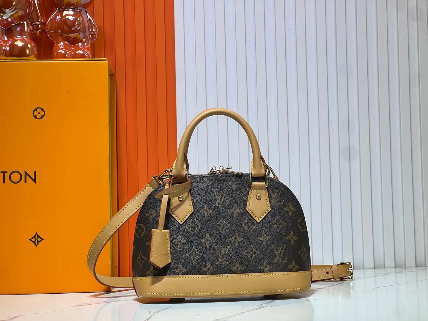 Batch 260💰Upgraded version N41221 Brown M53152 Presbyopia This charming Alma BB handbag is derived from the classic Louis Vuitton bag designed in 1934. Iconic elements give this Monogram canvas bag a classic elegance: padlock and key charm, Toron handle and refined leather key holder. Features a detachable shoulder strap for cross-body wear. Dimensions: 23.5 x 17.5 x 11.5 cm (length x height x width)