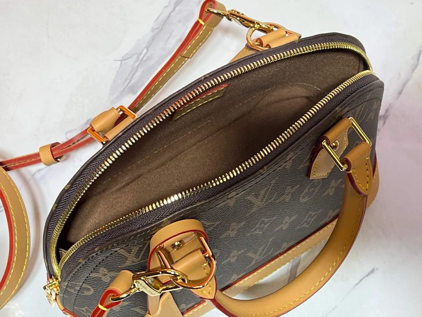 Batch 260💰Upgraded version N41221 Brown M53152 Presbyopia This charming Alma BB handbag is derived from the classic Louis Vuitton bag designed in 1934. Iconic elements give this Monogram canvas bag a classic elegance: padlock and key charm, Toron handle and refined leather key holder. Features a detachable shoulder strap for cross-body wear. Dimensions: 23.5 x 17.5 x 11.5 cm (length x height x width)