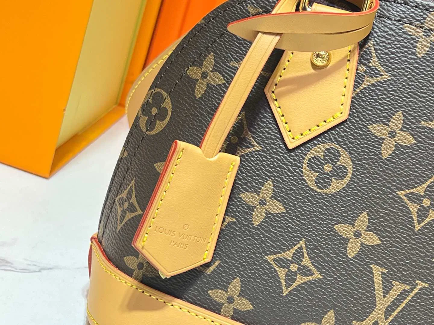 Batch 260💰Upgraded version N41221 Brown M53152 Presbyopia This charming Alma BB handbag is derived from the classic Louis Vuitton bag designed in 1934. Iconic elements give this Monogram canvas bag a classic elegance: padlock and key charm, Toron handle and refined leather key holder. Features a detachable shoulder strap for cross-body wear. Dimensions: 23.5 x 17.5 x 11.5 cm (length x height x width)