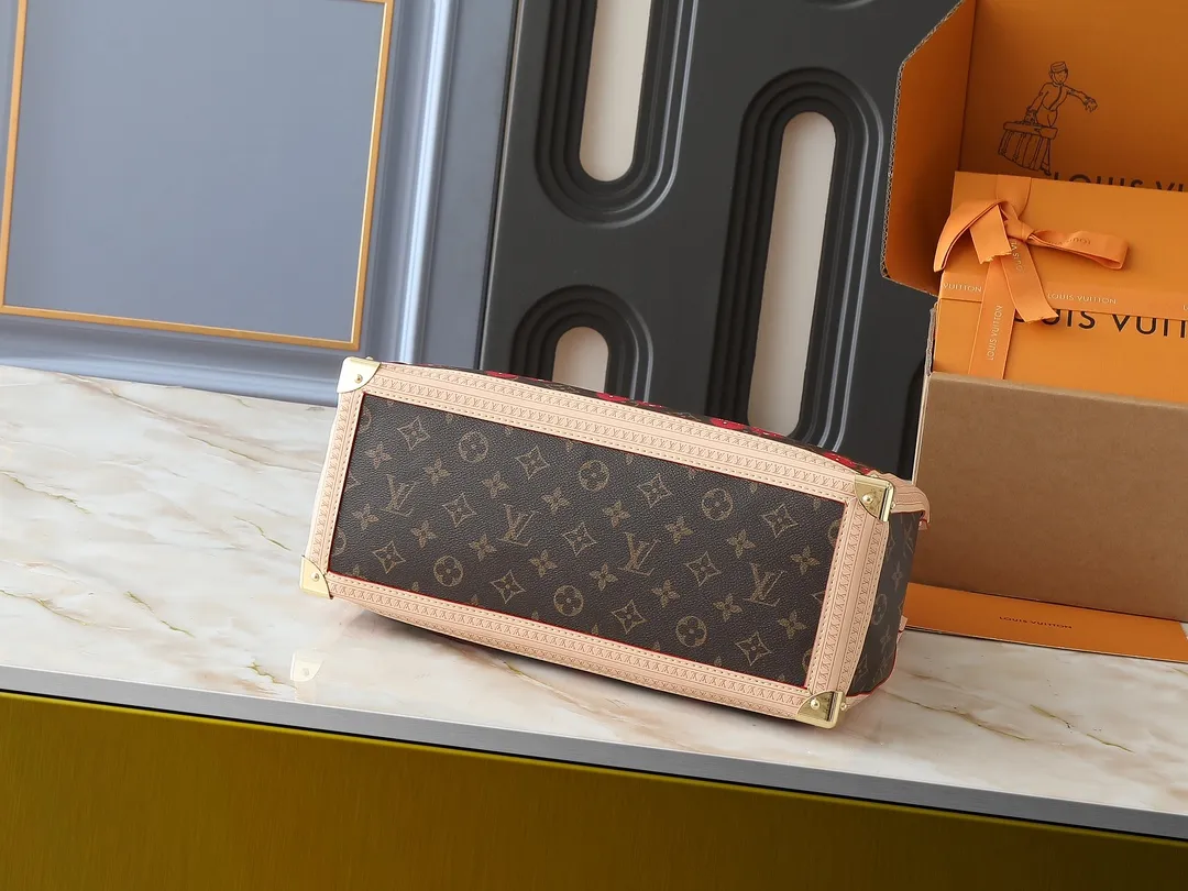💰320💰The upgraded original M13079 Louis Vuitton x Takashi Murakami reissue series interprets the OnTheGo medium handbag in a smart way. The colorful Monogram canvas body, cowhide leather trim and LV x TM key bag highlight the sophisticated style. The shiny corners recall the design of traditional Louis Vuitton luggage, and the shoulder strap and top handle allow for multiple carrying methods. Dimensions: 35.0 x 27.0 x 14.0 cm (length x height x width)