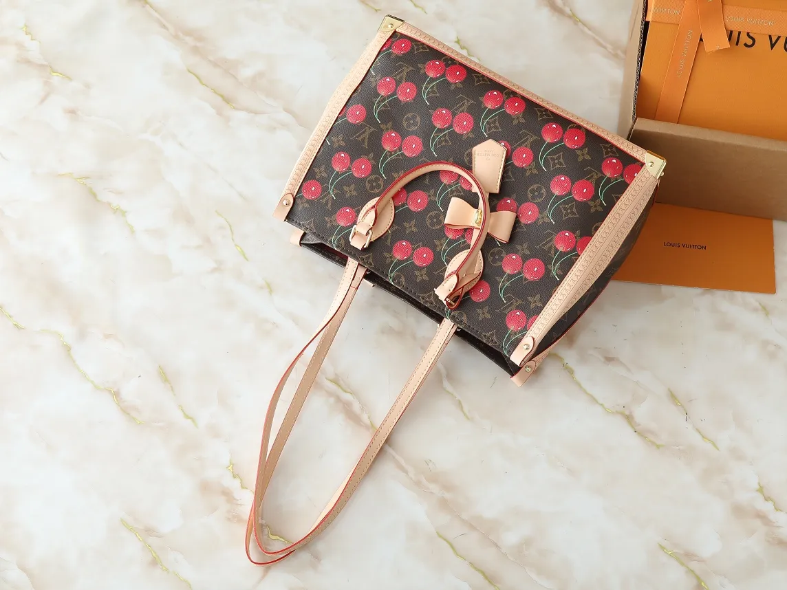 💰320💰The upgraded original M13079 Louis Vuitton x Takashi Murakami reissue series interprets the OnTheGo medium handbag in a smart way. The colorful Monogram canvas body, cowhide leather trim and LV x TM key bag highlight the sophisticated style. The shiny corners recall the design of traditional Louis Vuitton luggage, and the shoulder strap and top handle allow for multiple carrying methods. Dimensions: 35.0 x 27.0 x 14.0 cm (length x height x width)
