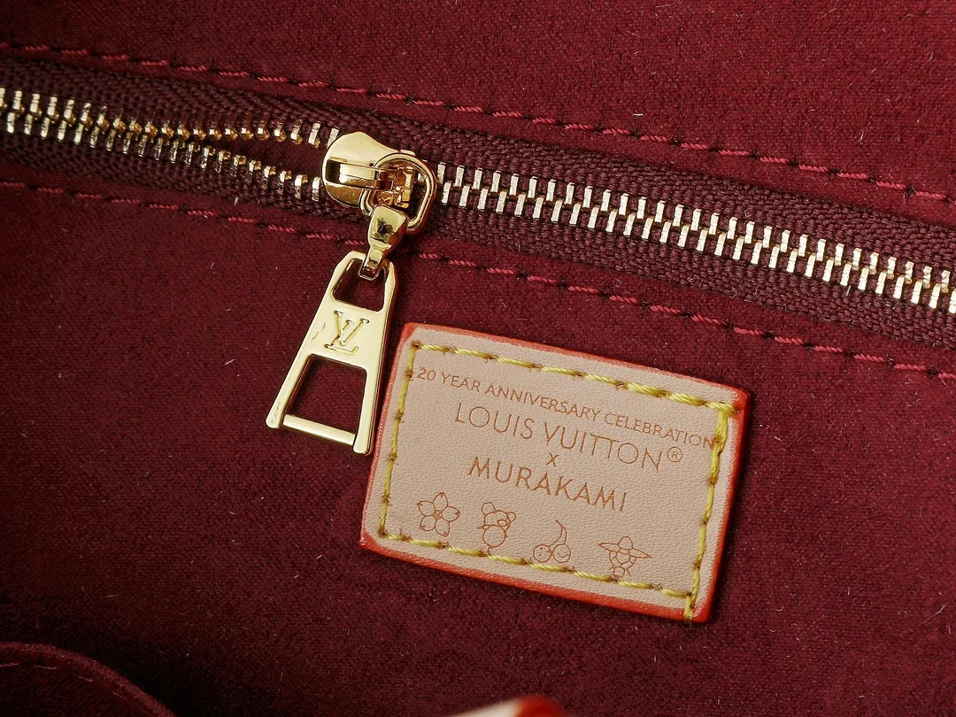 💰320💰The upgraded original M13079 Louis Vuitton x Takashi Murakami reissue series interprets the OnTheGo medium handbag in a smart way. The colorful Monogram canvas body, cowhide leather trim and LV x TM key bag highlight the sophisticated style. The shiny corners recall the design of traditional Louis Vuitton luggage, and the shoulder strap and top handle allow for multiple carrying methods. Dimensions: 35.0 x 27.0 x 14.0 cm (length x height x width)