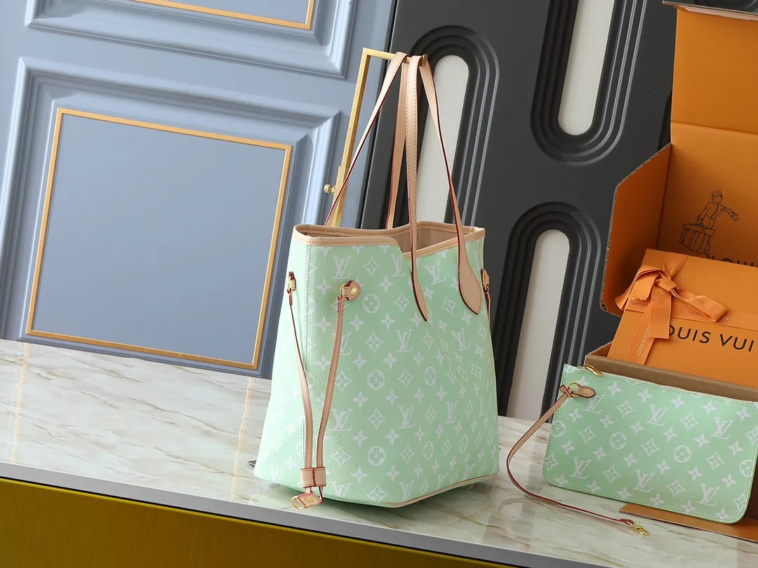 💰300💰Upgraded original M40995 The legendary Neverfull handbag can always meet your various handbag needs. It has a large capacity but is not bulky. It is stiff and soft to the touch, making it suitable for home and travel. Tighten the side ties and it instantly transforms into a stylish urban handbag. Loosen the straps and it transforms into a chic and practical handbag. The slender leather handle can be carried over the shoulder or between the arms. The model shown here is made of Damier Ebène canvas. Dimensions: 31.0 x 28.0 x 14.0 cm