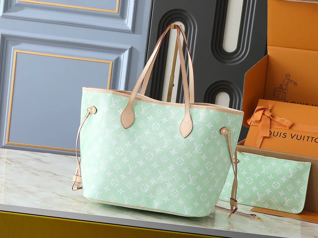 💰300💰Upgraded original M40995 The legendary Neverfull handbag can always meet your various handbag needs. It has a large capacity but is not bulky. It is stiff and soft to the touch, making it suitable for home and travel. Tighten the side ties and it instantly transforms into a stylish urban handbag. Loosen the straps and it transforms into a chic and practical handbag. The slender leather handle can be carried over the shoulder or between the arms. The model shown here is made of Damier Ebène canvas. Dimensions: 31.0 x 28.0 x 14.0 cm