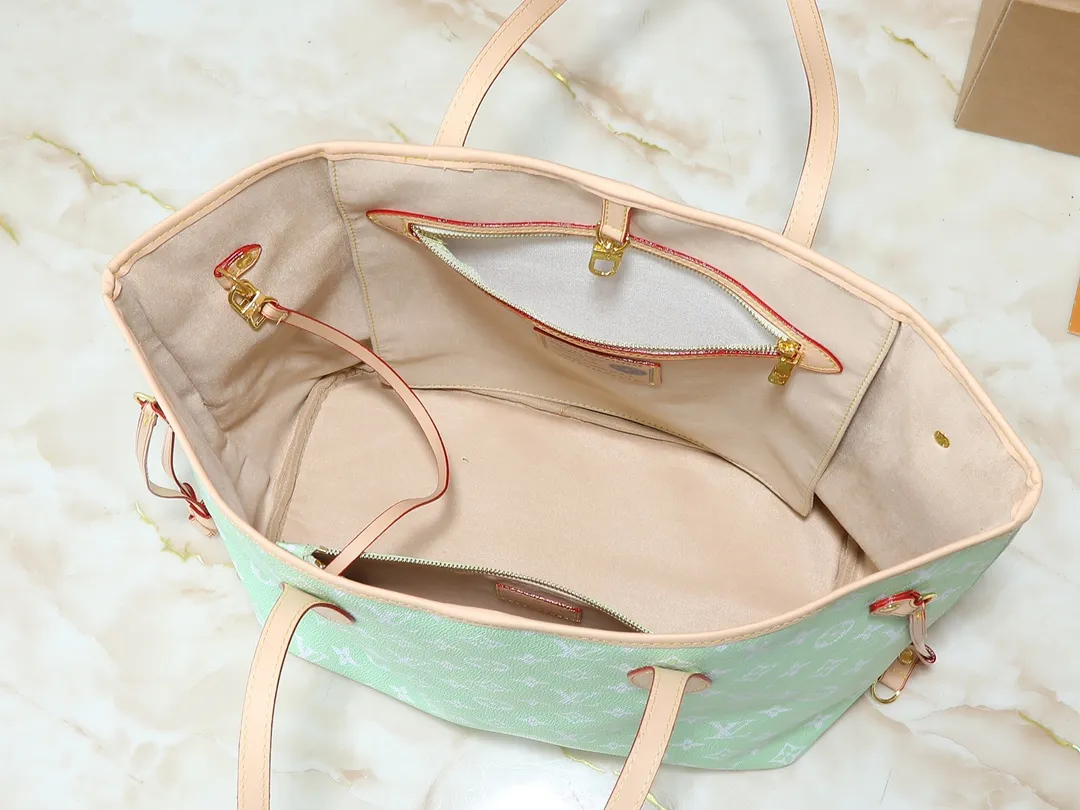 💰300💰Upgraded original M40995 The legendary Neverfull handbag can always meet your various handbag needs. It has a large capacity but is not bulky. It is stiff and soft to the touch, making it suitable for home and travel. Tighten the side ties and it instantly transforms into a stylish urban handbag. Loosen the straps and it transforms into a chic and practical handbag. The slender leather handle can be carried over the shoulder or between the arms. The model shown here is made of Damier Ebène canvas. Dimensions: 31.0 x 28.0 x 14.0 cm
