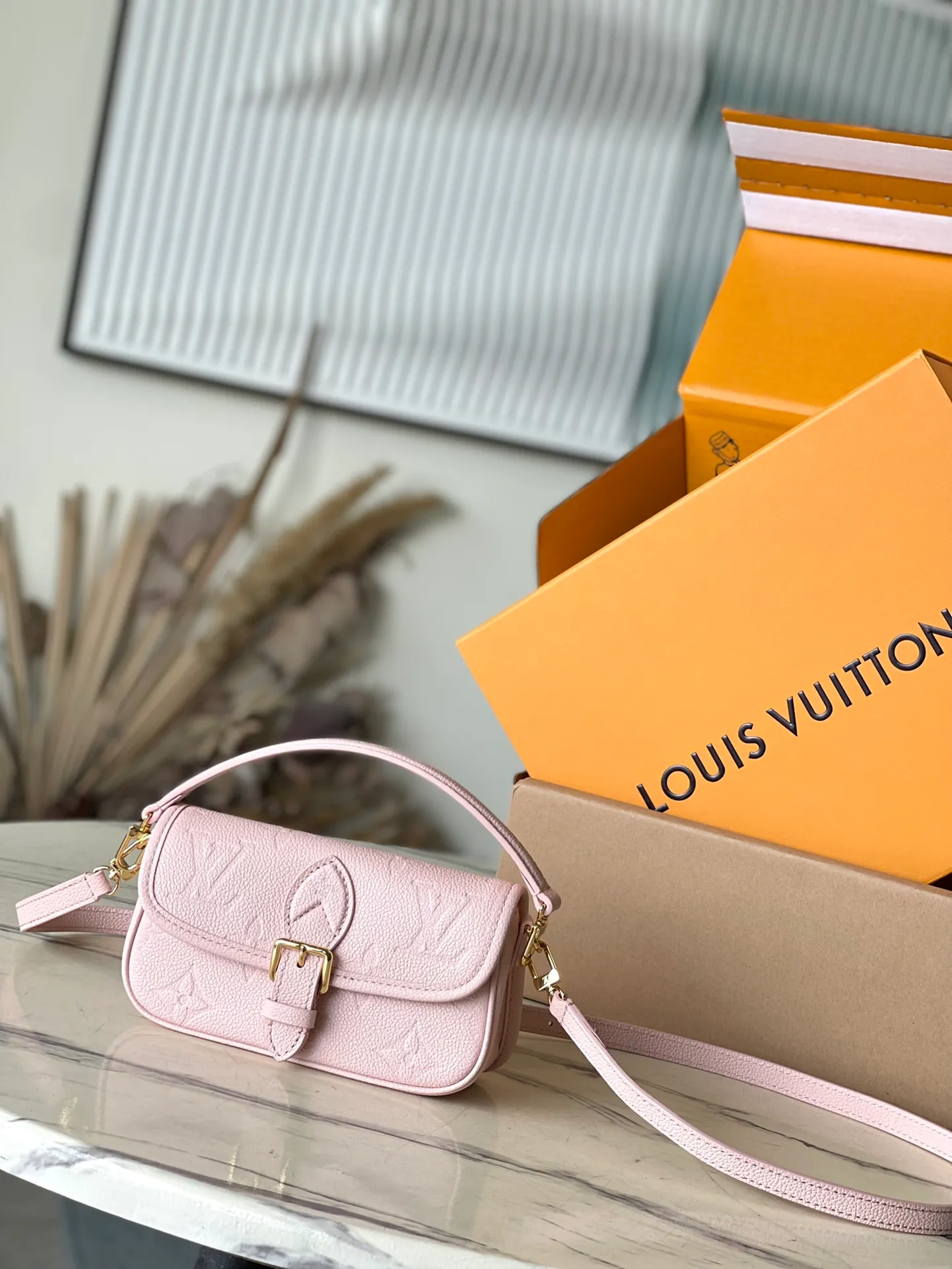 💰760 (top layer leather) top original order M83566 pink. Support counter inspection. Photos taken of duty-free goods are consistent with the product without unpacking. This product is an exclusive duty-free product in the market and is the highest-end product. Inspection is supported. This product has passed strict inspection and is flawless. Please wear gloves when touching the product. This product is not returnable or exchangeable. Please confirm the product first and then remove the label on the handle. This product is temporarily not open to the public, only regular customers, and is in short supply. Dimensions: 19 x 10.5 x 6 cm