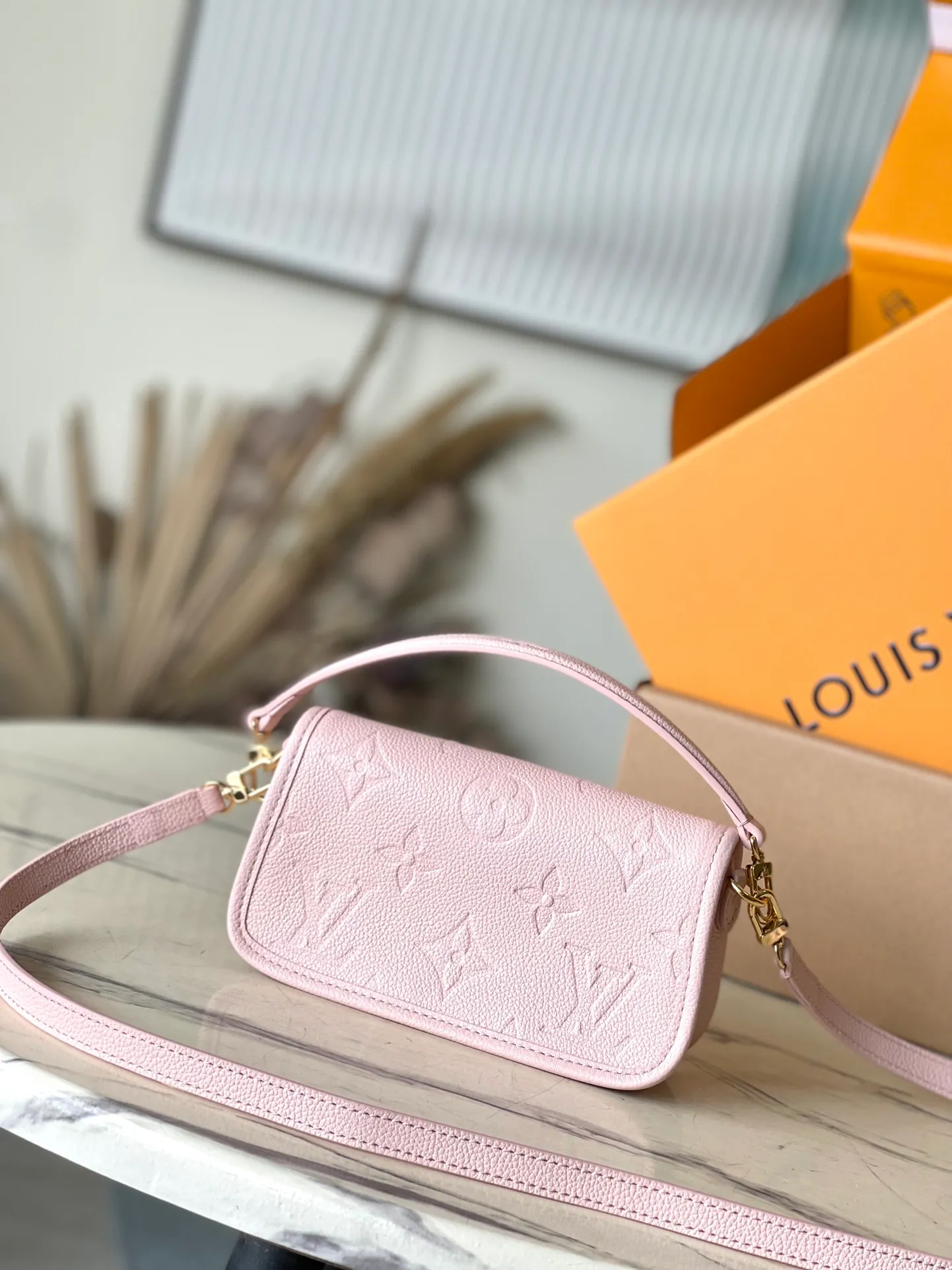 💰760 (top layer leather) top original order M83566 pink. Support counter inspection. Photos taken of duty-free goods are consistent with the product without unpacking. This product is an exclusive duty-free product in the market and is the highest-end product. Inspection is supported. This product has passed strict inspection and is flawless. Please wear gloves when touching the product. This product is not returnable or exchangeable. Please confirm the product first and then remove the label on the handle. This product is temporarily not open to the public, only regular customers, and is in short supply. Dimensions: 19 x 10.5 x 6 cm