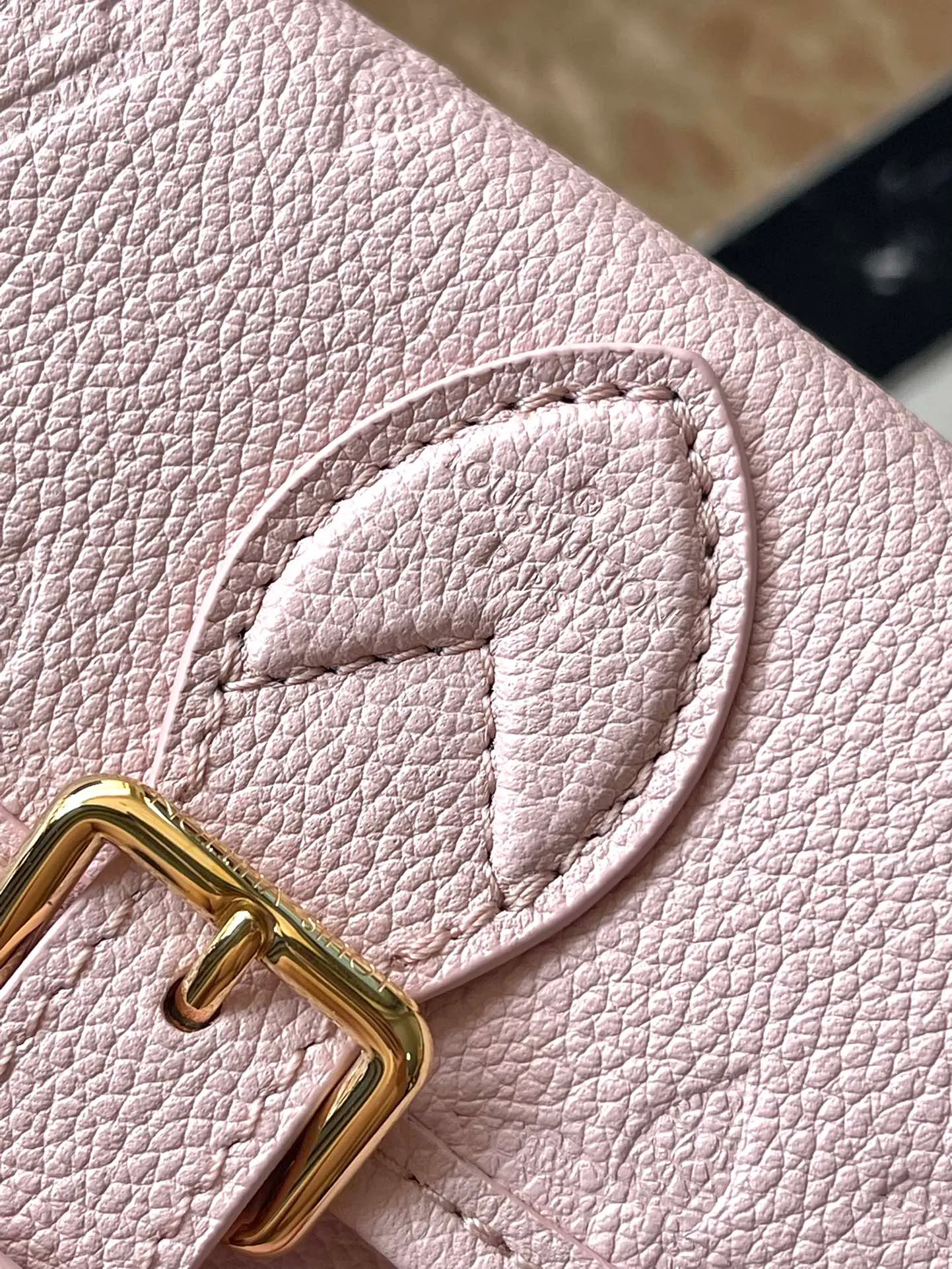 💰760 (top layer leather) top original order M83566 pink. Support counter inspection. Photos taken of duty-free goods are consistent with the product without unpacking. This product is an exclusive duty-free product in the market and is the highest-end product. Inspection is supported. This product has passed strict inspection and is flawless. Please wear gloves when touching the product. This product is not returnable or exchangeable. Please confirm the product first and then remove the label on the handle. This product is temporarily not open to the public, only regular customers, and is in short supply. Dimensions: 19 x 10.5 x 6 cm