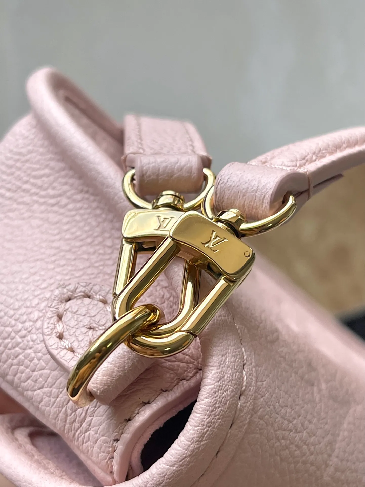 💰760 (top layer leather) top original order M83566 pink. Support counter inspection. Photos taken of duty-free goods are consistent with the product without unpacking. This product is an exclusive duty-free product in the market and is the highest-end product. Inspection is supported. This product has passed strict inspection and is flawless. Please wear gloves when touching the product. This product is not returnable or exchangeable. Please confirm the product first and then remove the label on the handle. This product is temporarily not open to the public, only regular customers, and is in short supply. Dimensions: 19 x 10.5 x 6 cm