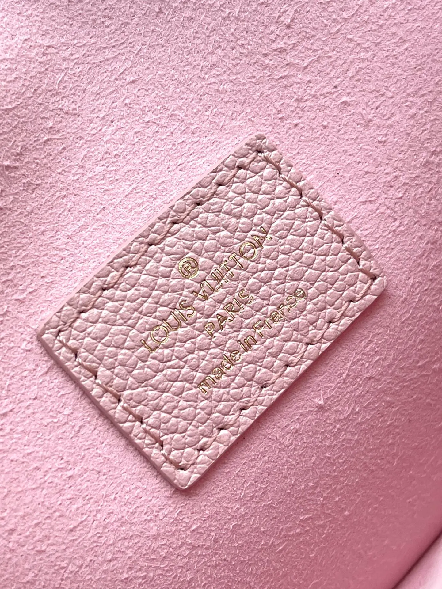 💰760 (top layer leather) top original order M83566 pink. Support counter inspection. Photos taken of duty-free goods are consistent with the product without unpacking. This product is an exclusive duty-free product in the market and is the highest-end product. Inspection is supported. This product has passed strict inspection and is flawless. Please wear gloves when touching the product. This product is not returnable or exchangeable. Please confirm the product first and then remove the label on the handle. This product is temporarily not open to the public, only regular customers, and is in short supply. Dimensions: 19 x 10.5 x 6 cm
