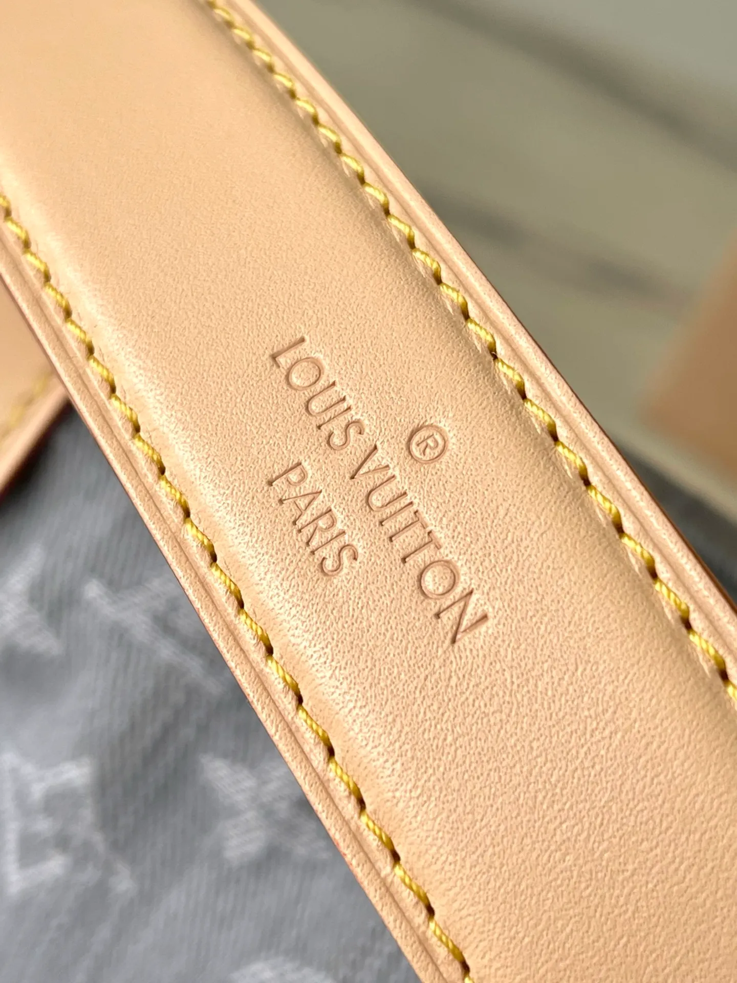 💰1140 (steel hardware) top original order M13285 This SideTrunk medium handbag reinterprets the Monogram Denim pattern born in 2005 with a unique bleached effect, subtly paying tribute to Louis Vuitton's classic luggage design. Yingze metal hardware, hard-case-style corners and S-lock locks highlight the smooth structure, and the leather trim injects visual contrast. There is ample space to easily store daily needs. Dimensions: 23.5 × 16 × 8.5 cm