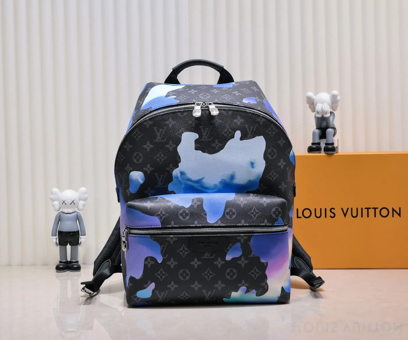 Batch 440💰M21429 This Discovery backpack is from the Room with a View capsule series, recalling designer Virgil Abloh's vision of floating clouds. The Monogram Eclipse canvas depicts a quiet sunrise in dreamy colors, and the cloud pattern spells out the freehand LV logo. 30.0 x 40.0 x 20.0 cm (L x H x W) • Sunrise Monogram Eclipse coated canvas • Cow leather trim • Textile lining • Metal hardware