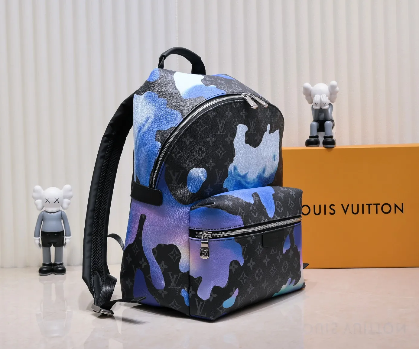 Batch 440💰M21429 This Discovery backpack is from the Room with a View capsule series, recalling designer Virgil Abloh's vision of floating clouds. The Monogram Eclipse canvas depicts a quiet sunrise in dreamy colors, and the cloud pattern spells out the freehand LV logo. 30.0 x 40.0 x 20.0 cm (L x H x W) • Sunrise Monogram Eclipse coated canvas • Cow leather trim • Textile lining • Metal hardware