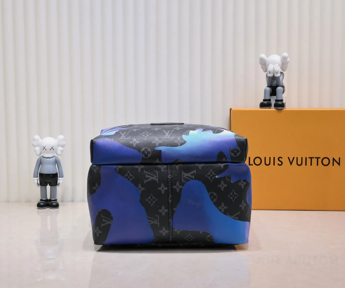 Batch 440💰M21429 This Discovery backpack is from the Room with a View capsule series, recalling designer Virgil Abloh's vision of floating clouds. The Monogram Eclipse canvas depicts a quiet sunrise in dreamy colors, and the cloud pattern spells out the freehand LV logo. 30.0 x 40.0 x 20.0 cm (L x H x W) • Sunrise Monogram Eclipse coated canvas • Cow leather trim • Textile lining • Metal hardware